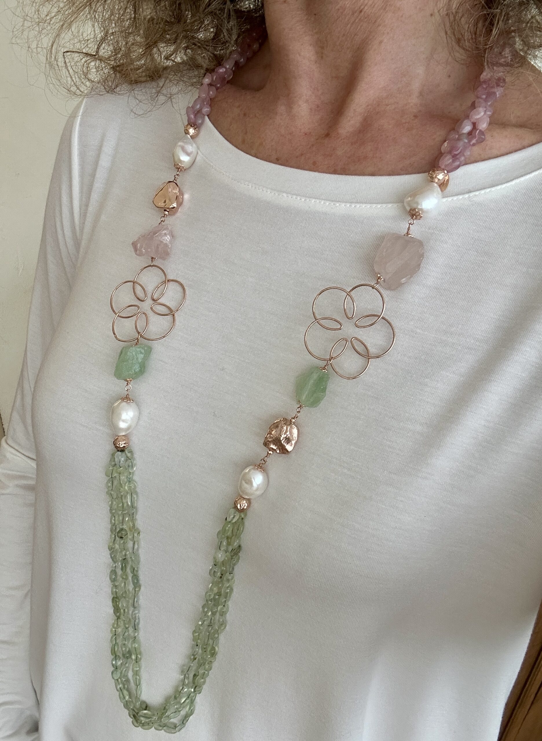 Collana a 3 fili in prenite e quarzo rosa