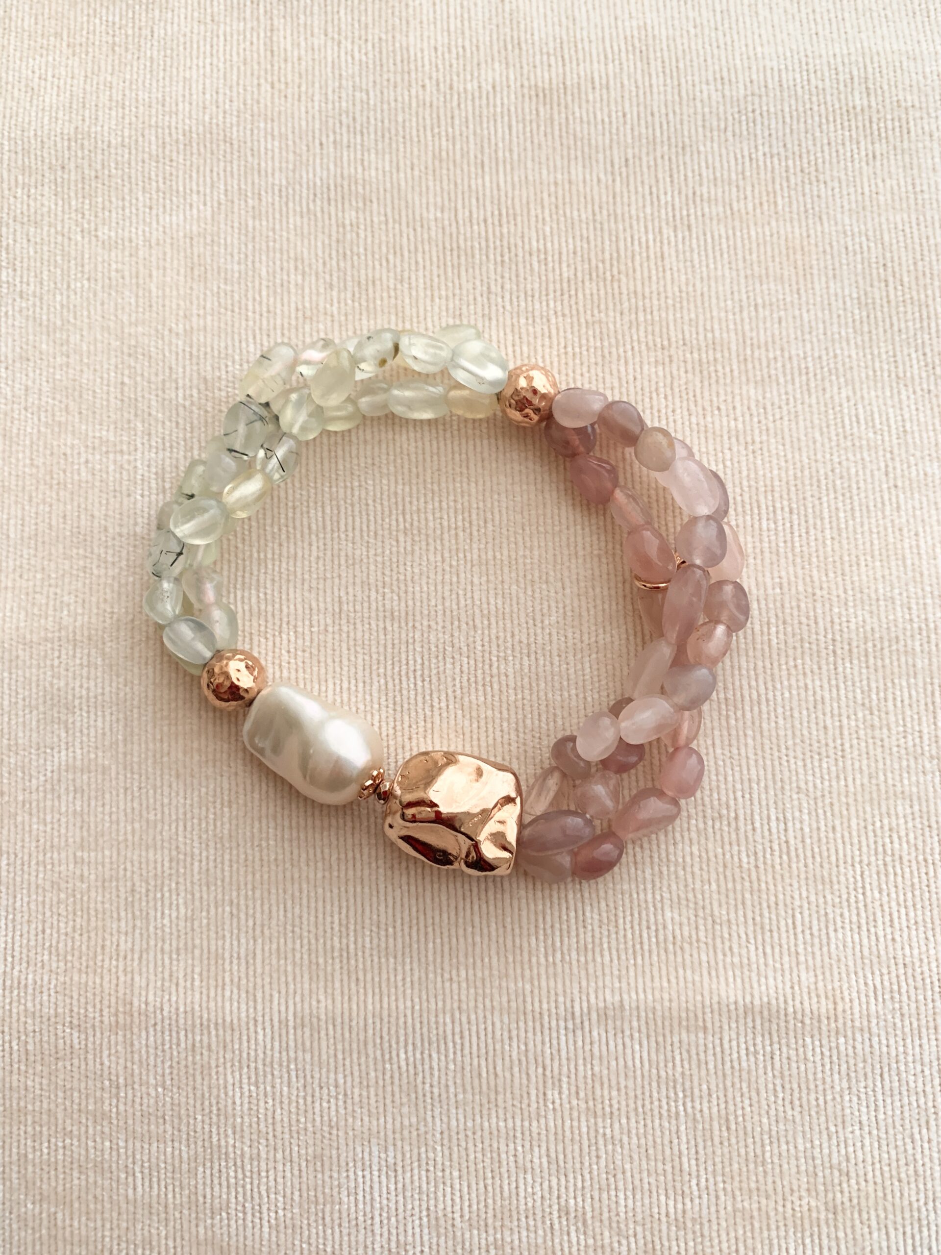 Bracciale a 3 fili in prenite e quarzo rosa