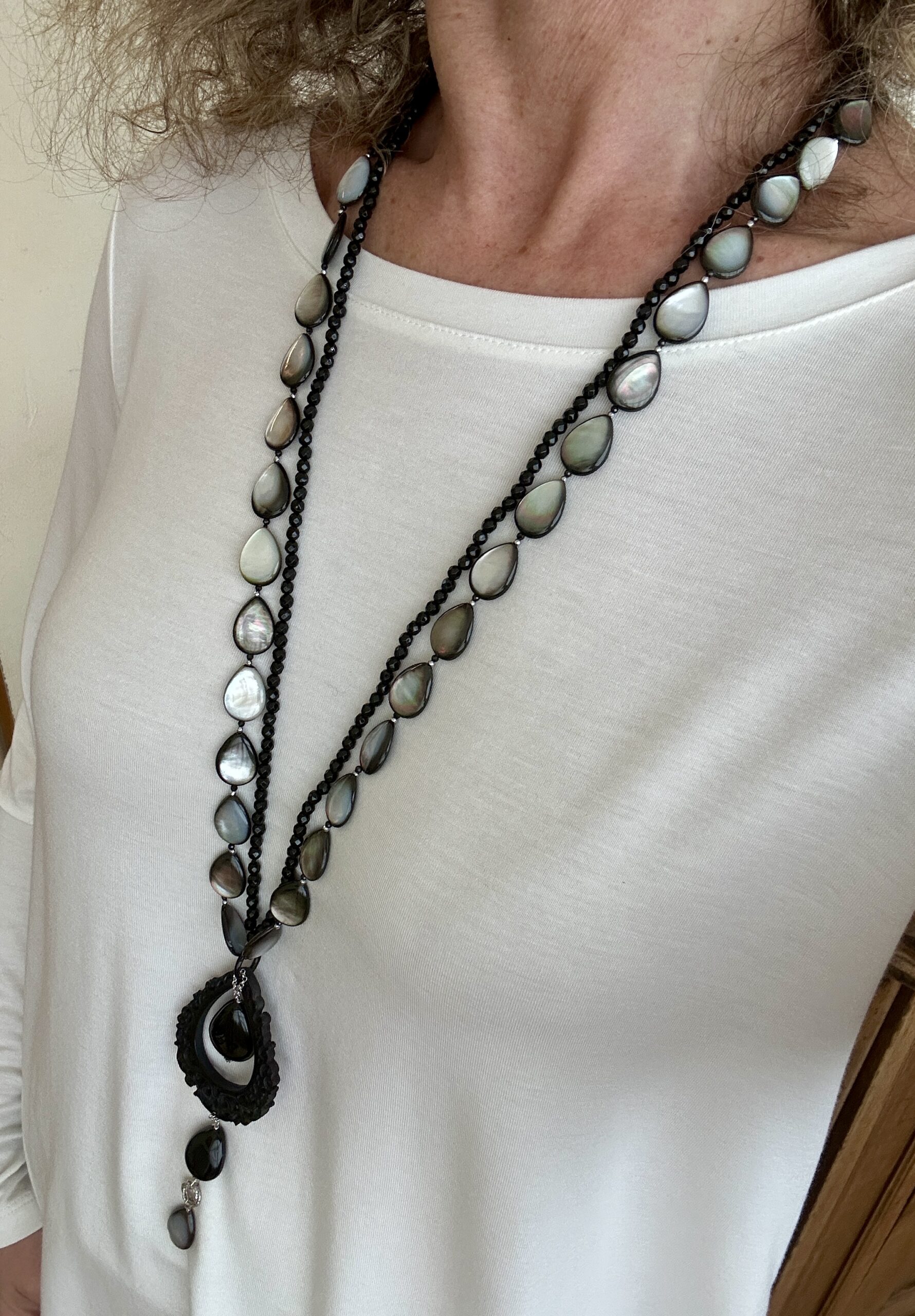 Collana a due fili in madreperla grigia e agata nera