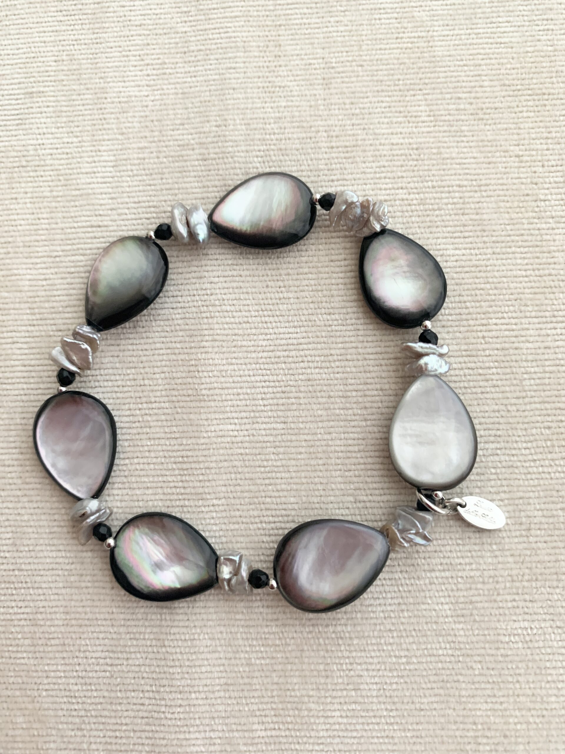 Bracciale in madreperla grigia