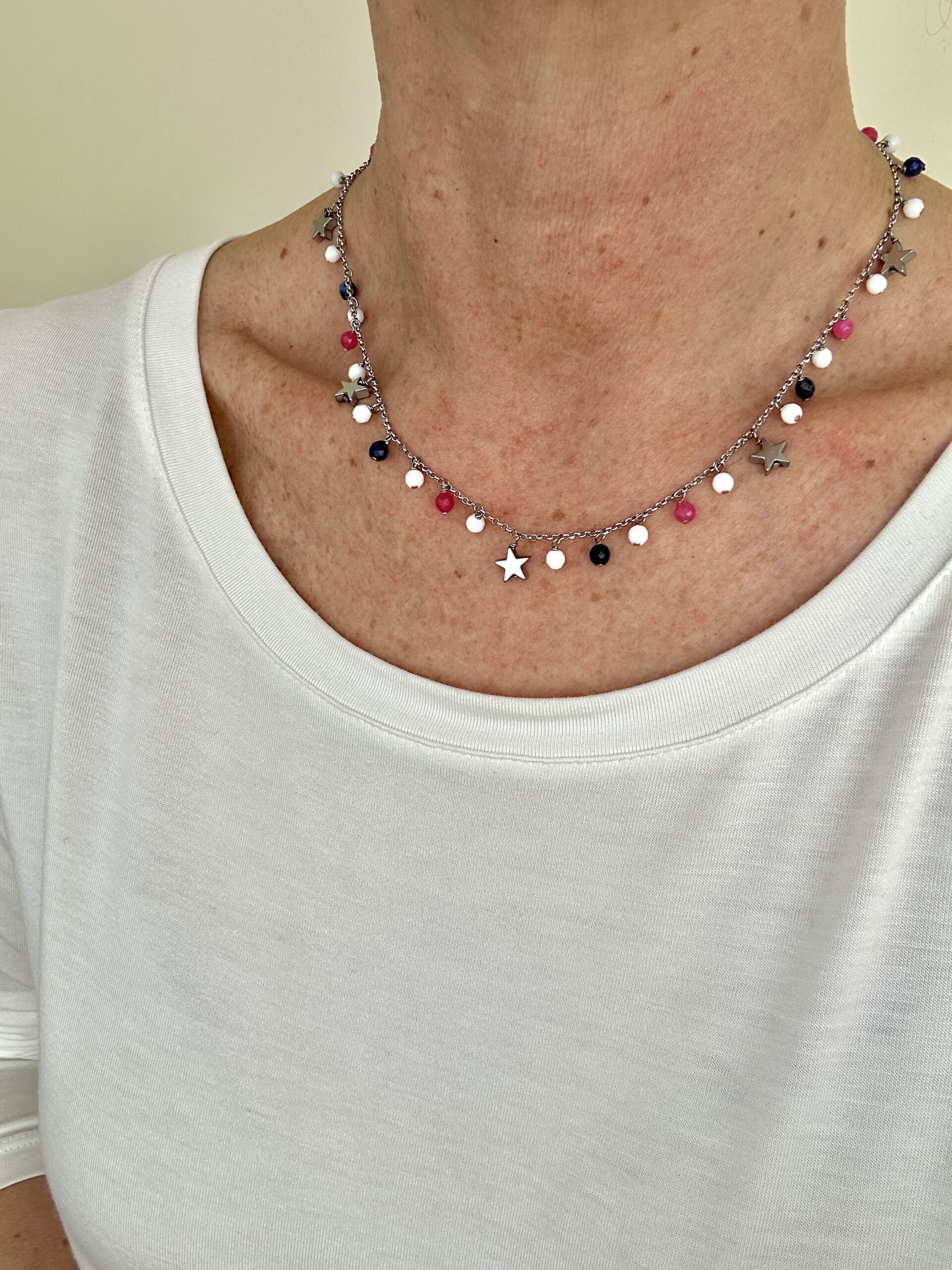 Girocollo con agata bianca, quarzo rosso, sodalite e argento rodiato