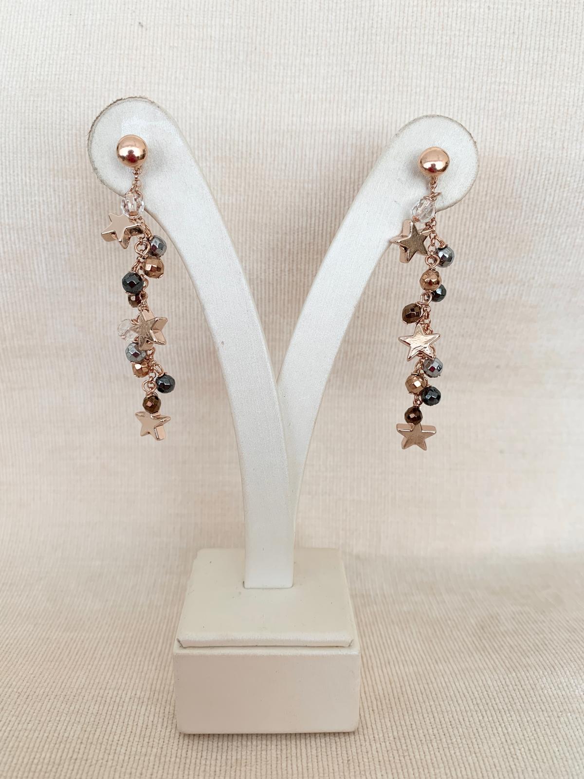 Orecchini con cristallo di rocca, ematite, ematite rodiata e rose’ e argento placcato oro rosa. Realizzabili anche con clip