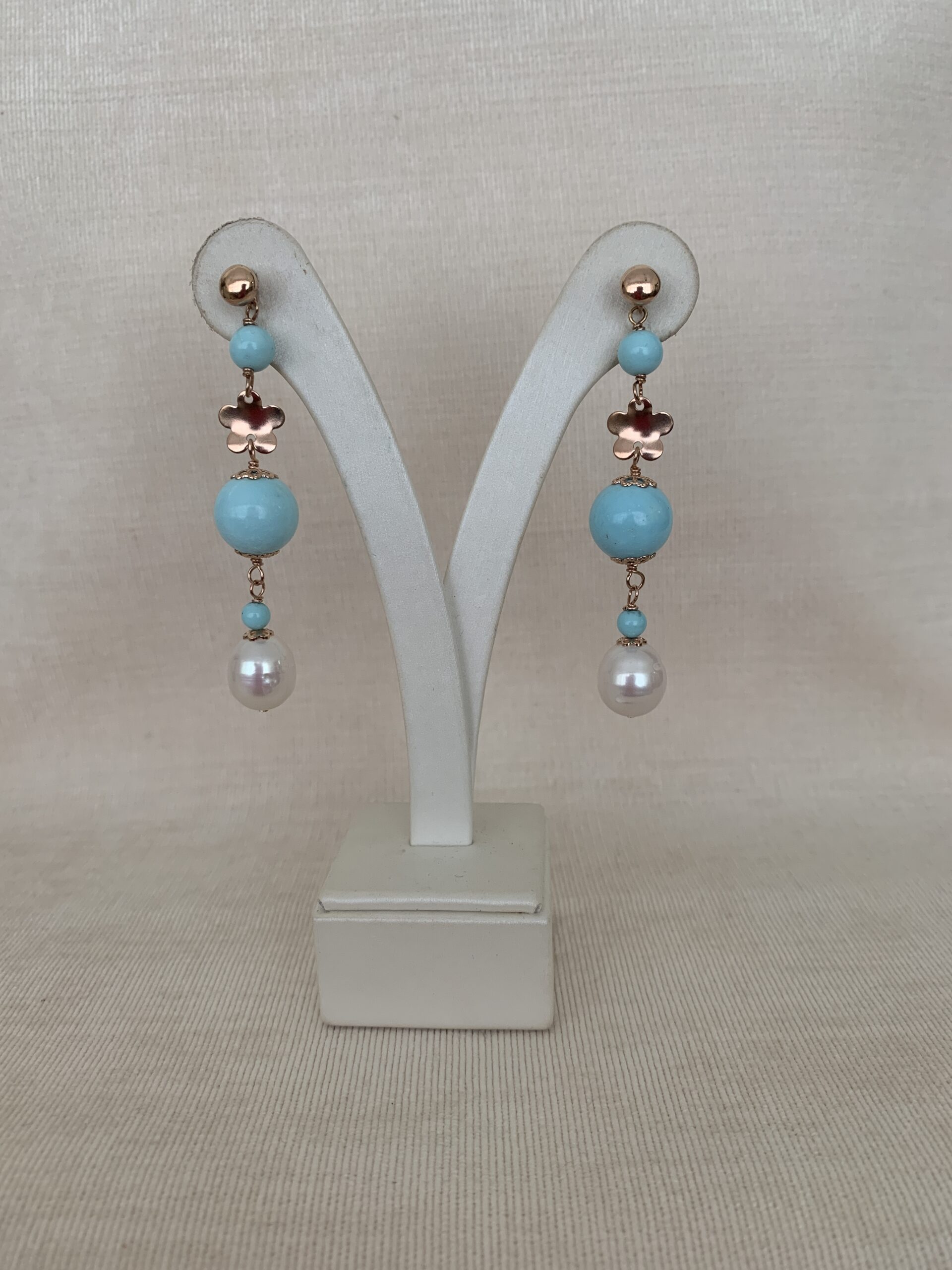 Orecchini in pasta di turchese e perle, argento placcato oro rosa. Realizzabili anche con clip