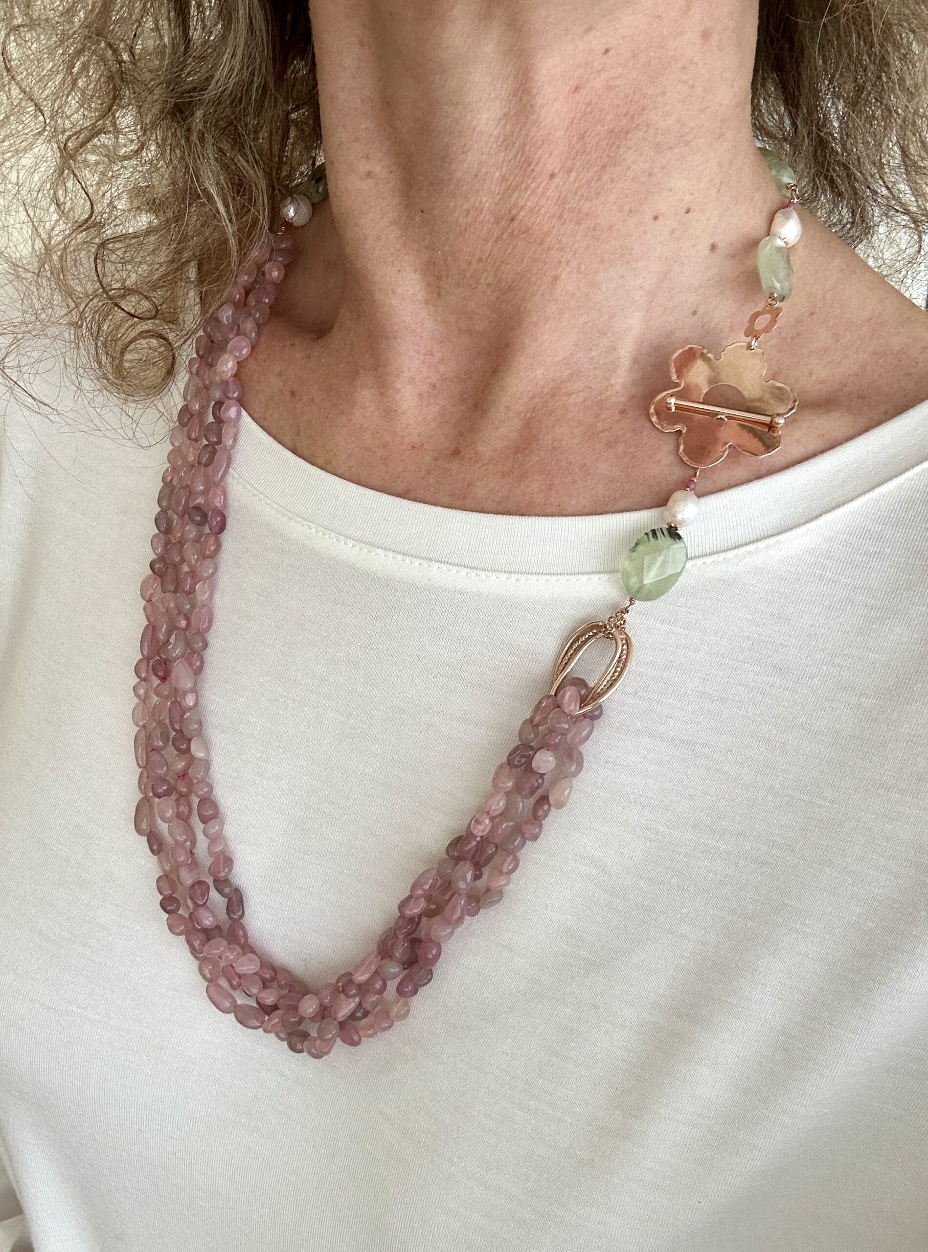 Collana a 4 fili in quarzo rosa e in prenite, chiusura T/Bar in argento placcato oro rosa