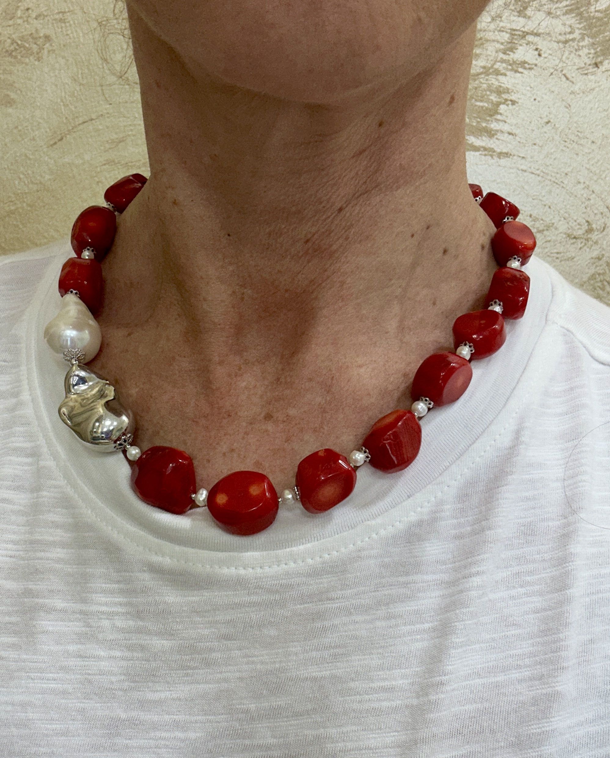 Girocollo in corallo bamboo e perle coltivate, argento rodiato