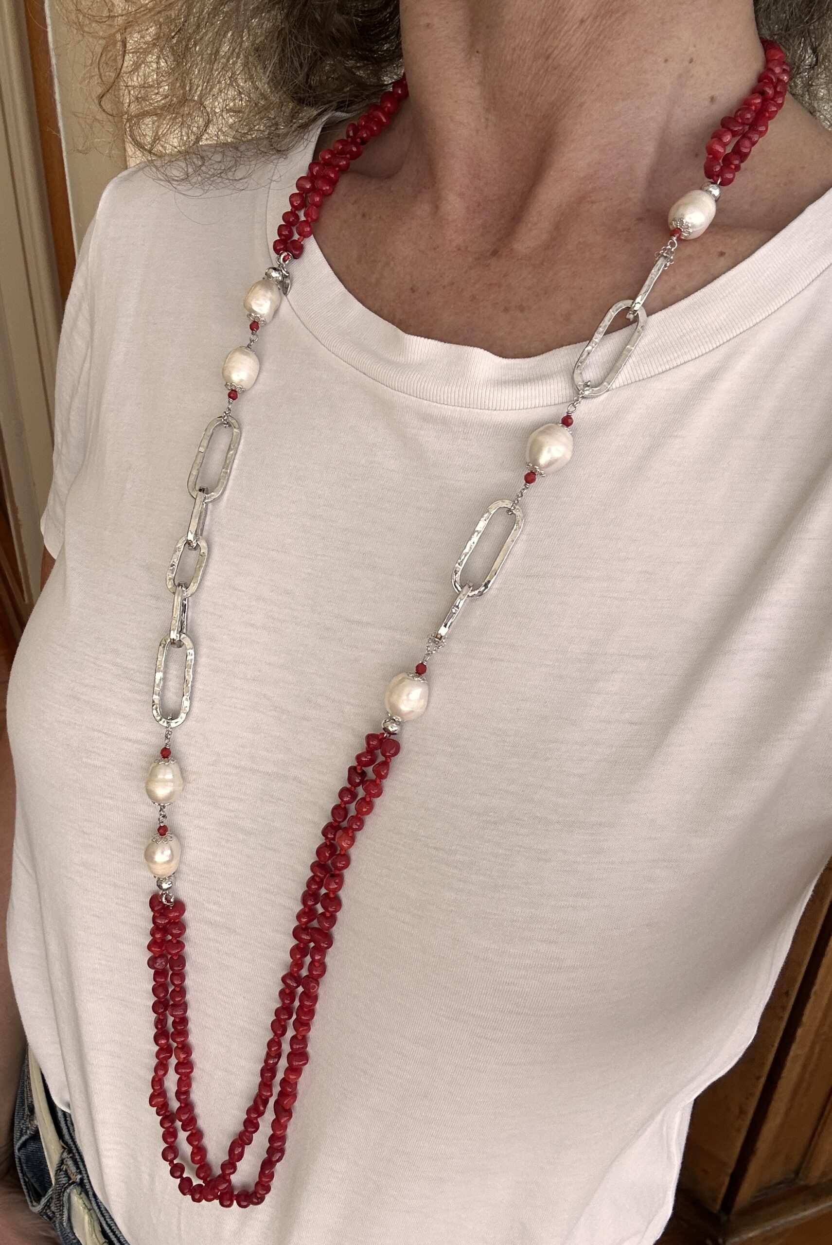 Collana a due fili in corallo bamboo e perle coltivate, argento rodiato