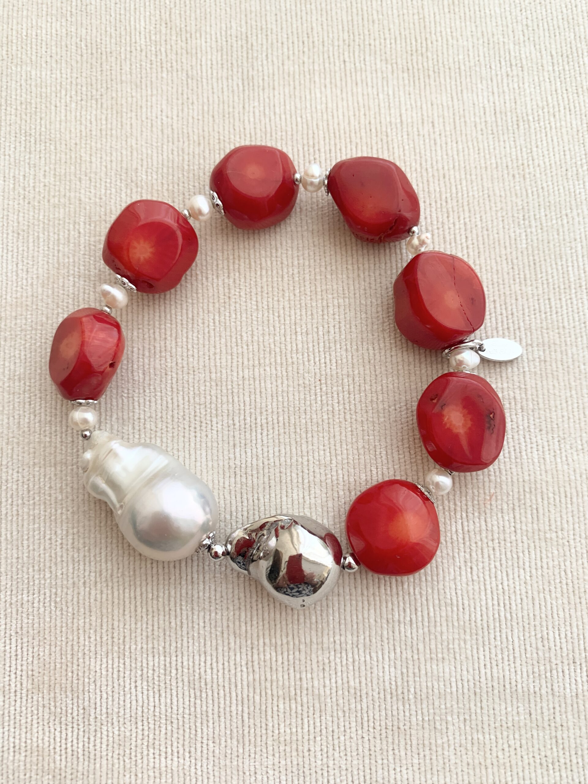 Bracciale in corallo bamboo e perle, argento rodiato