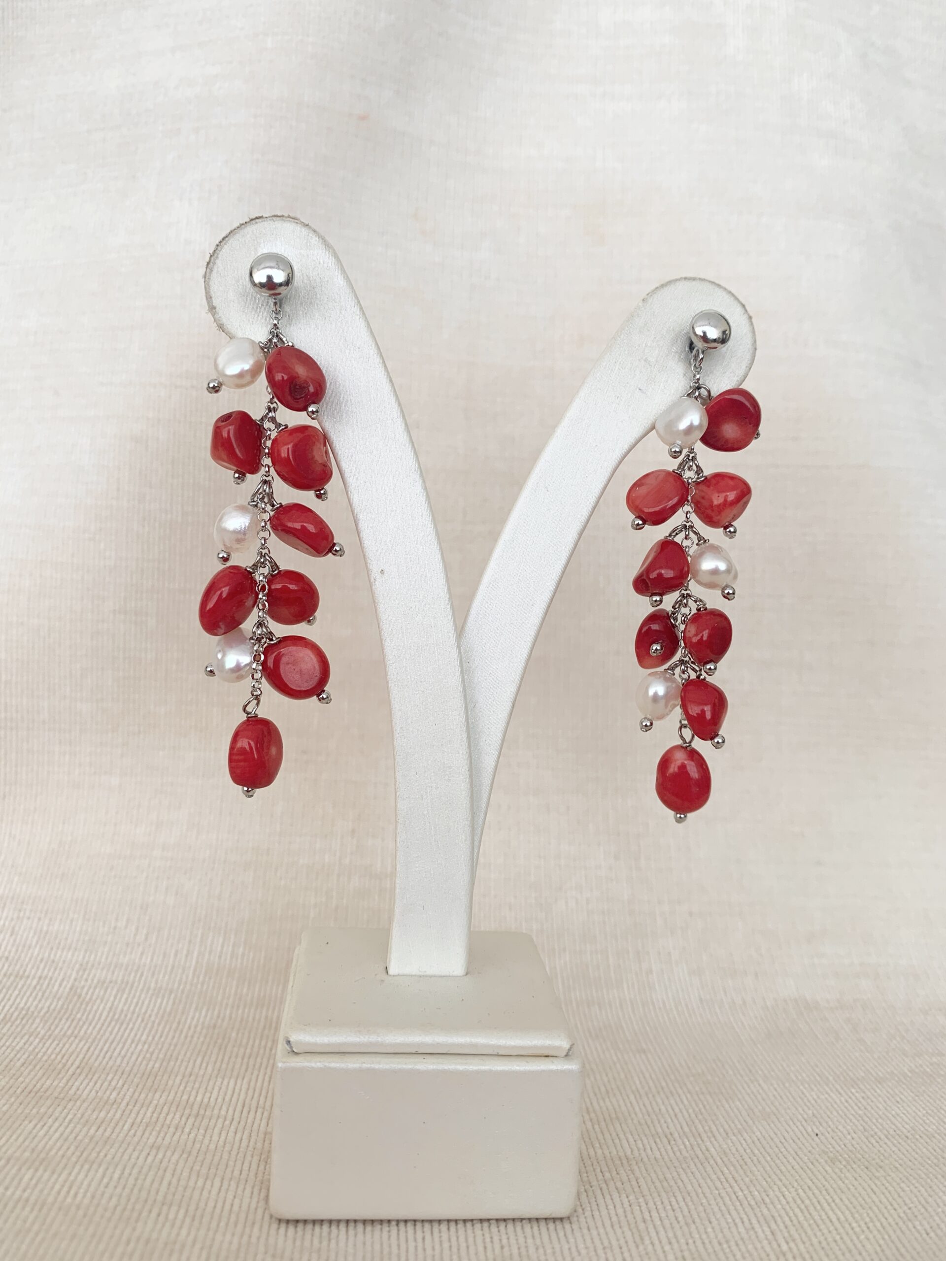 Orecchini in corallo bamboo e argento rodiato. Realizzabili anche con clip