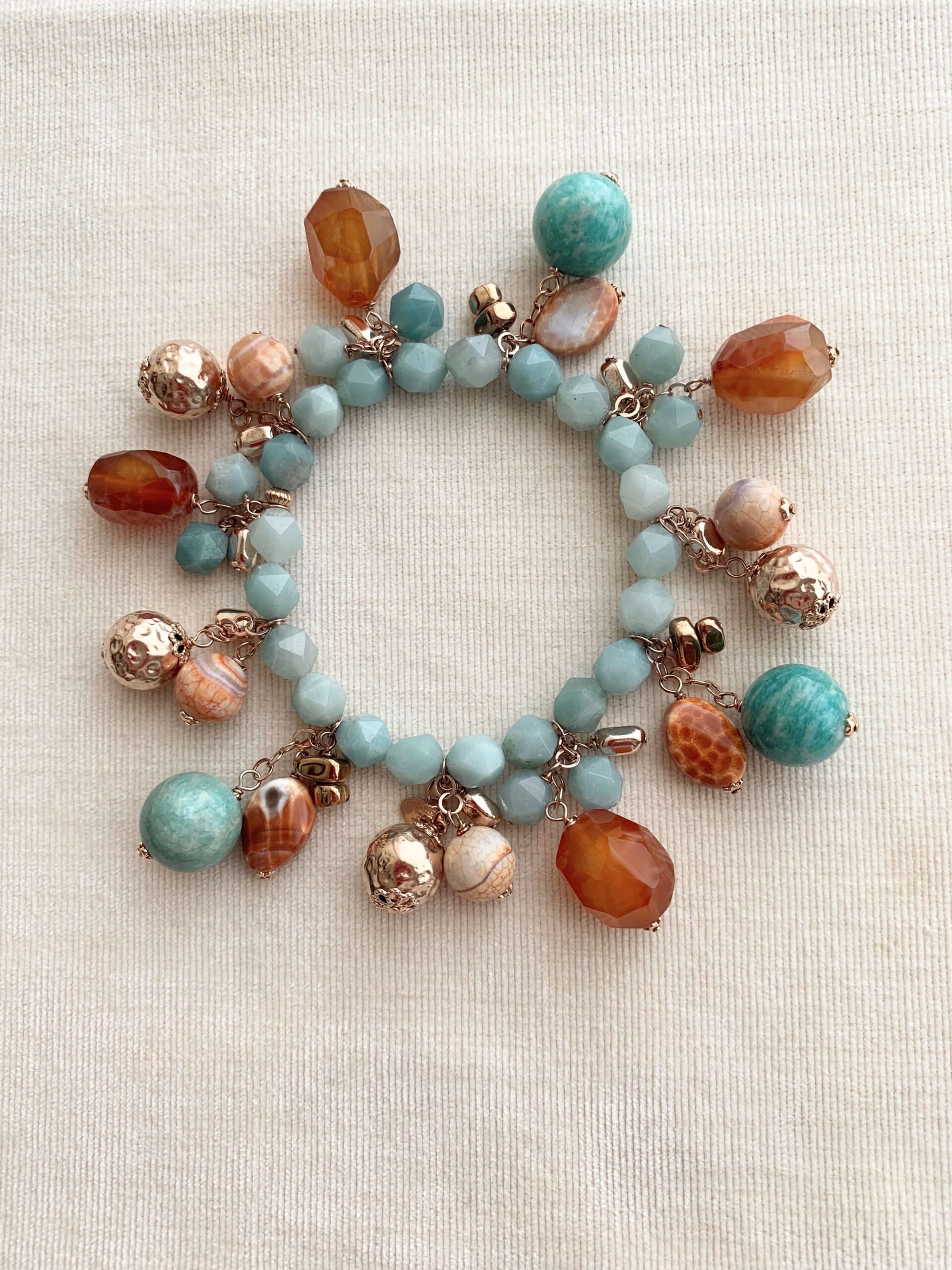 Bracciale in amazzonite con ciondoli