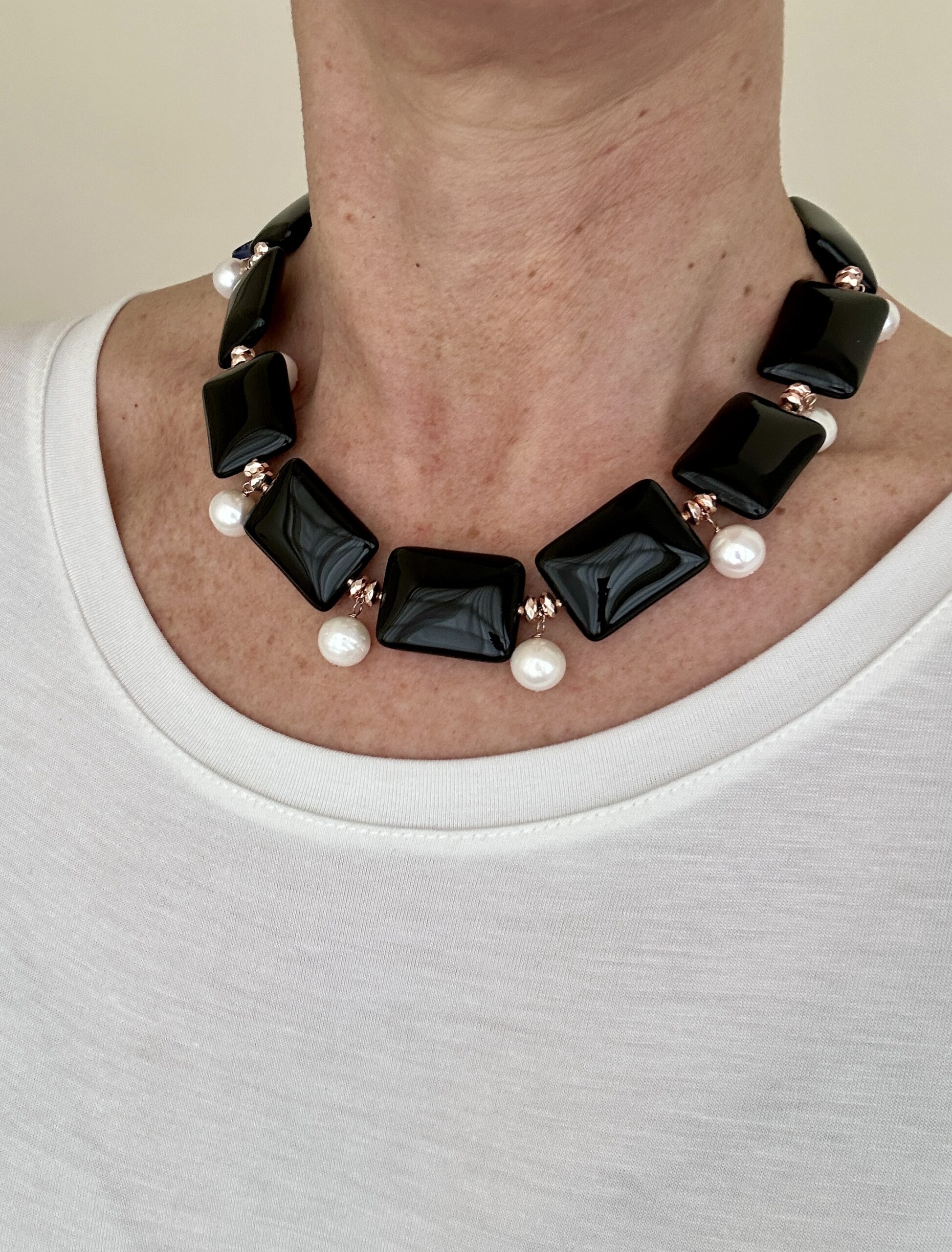Girocollo in agata nera e perle coltivate, argento placcato oro rosa