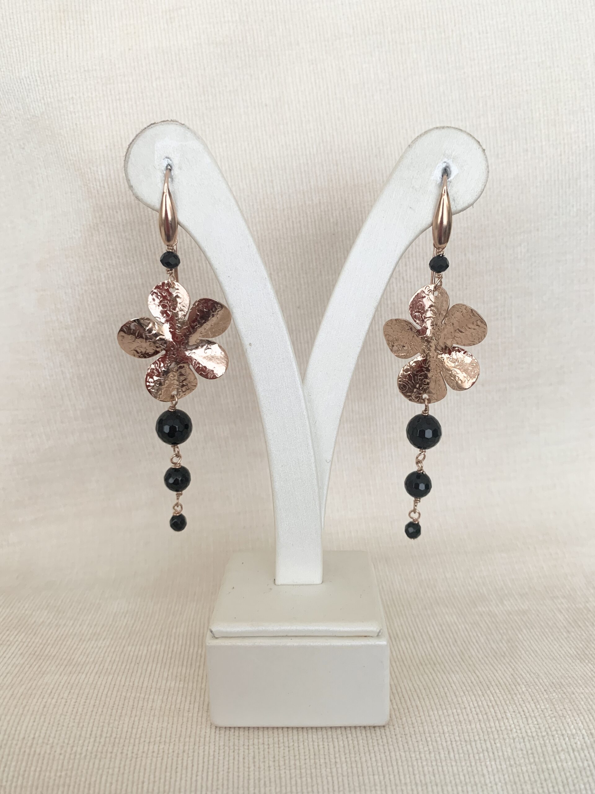 Orecchini in agata nera e argento placcato oro rosa. Realizzabili anche con clip