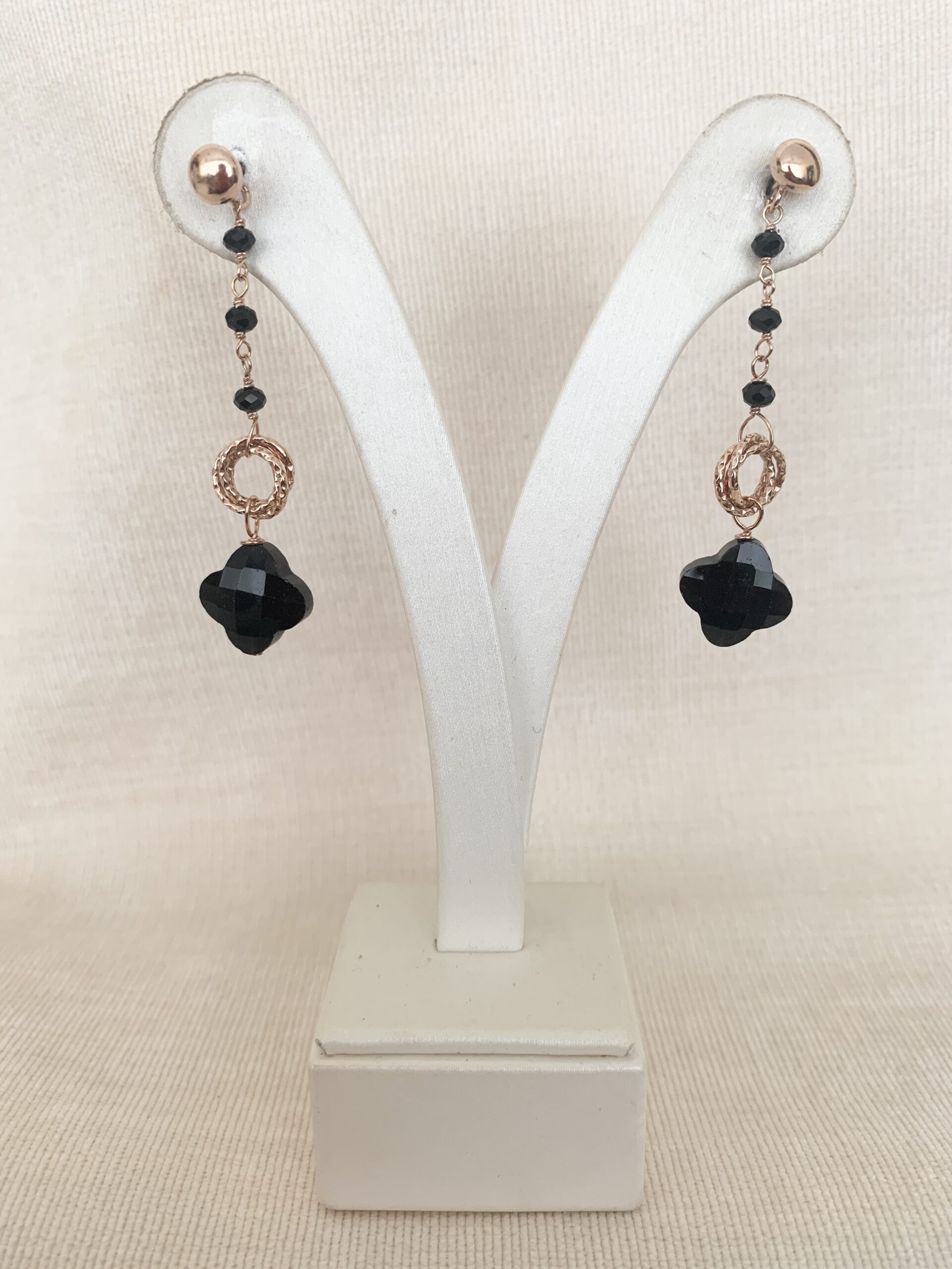 Orecchini in agata nera e argento placcato oro rosa. Realizzabili anche con clip