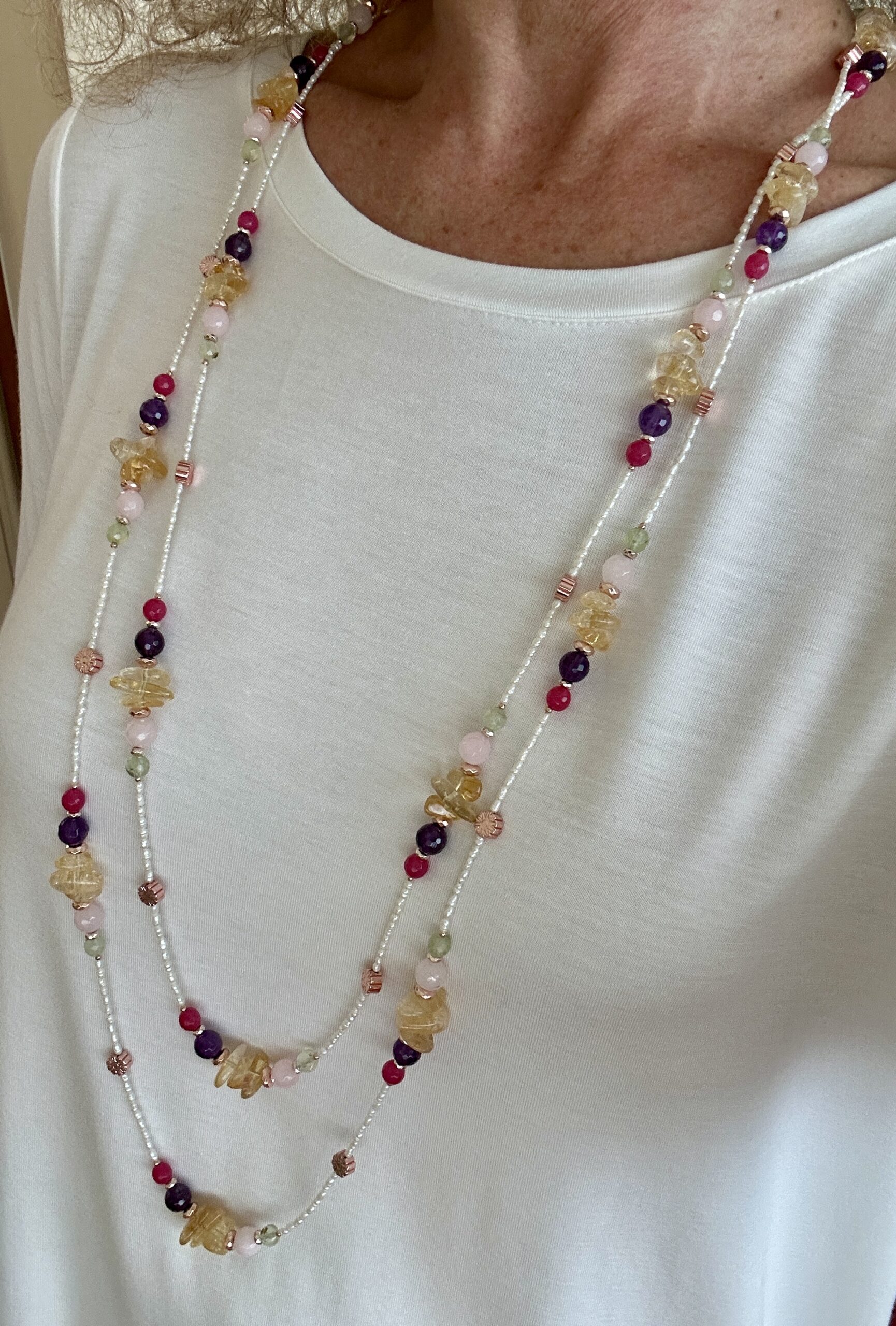 Collana lunga in perle coltivate, quarzi assortiti, argento placcato orp