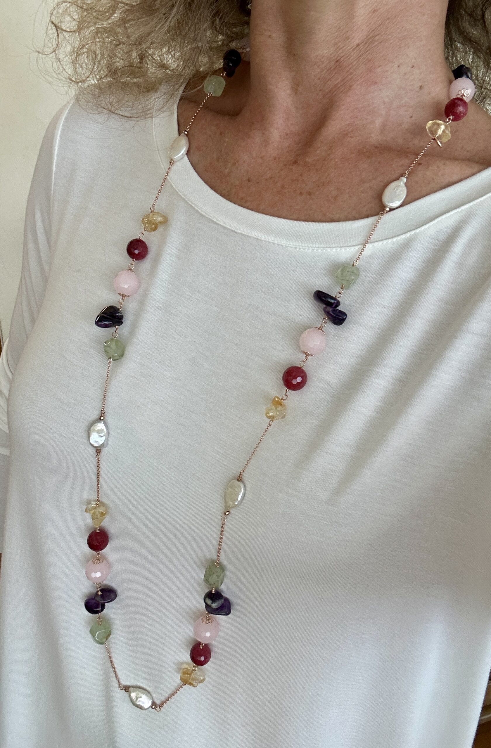 Collana in quarzi assortiti, perle coltivate e argento placcato oro rosa