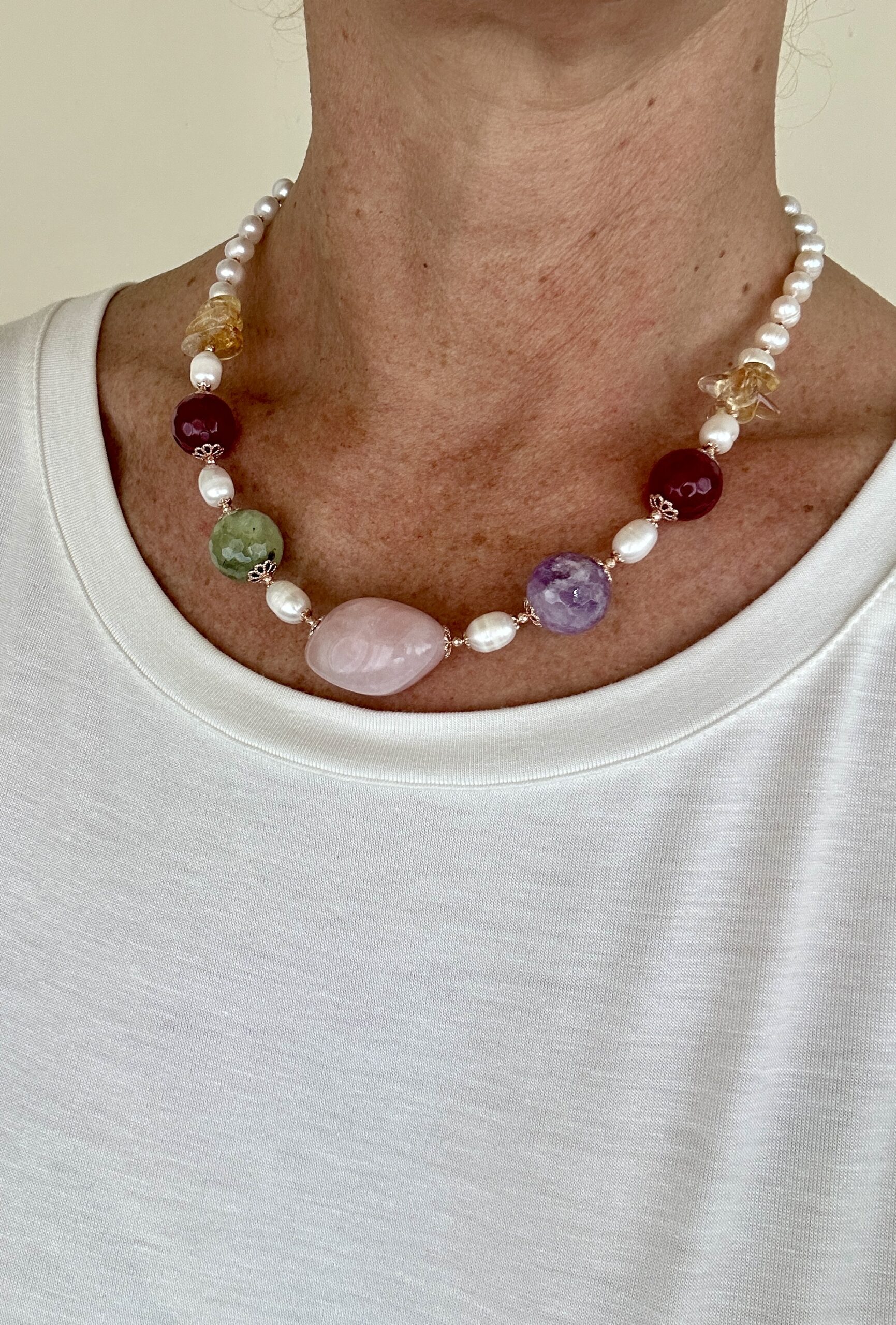 Girocollo in perle coltivate e in quarzo rosa