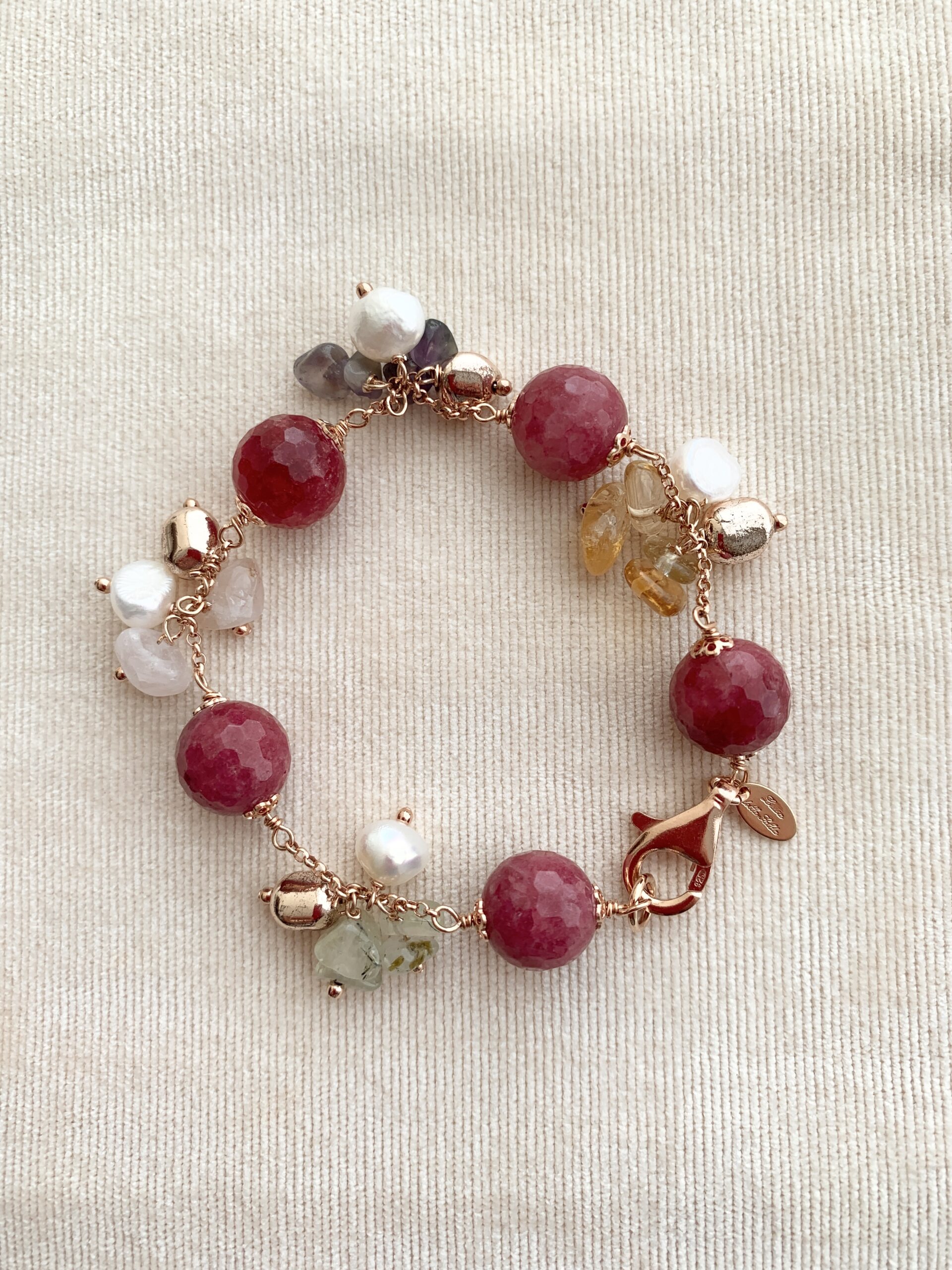 Bracciale in quarzo rosso e perle coltivate, argento placcato oro rosa