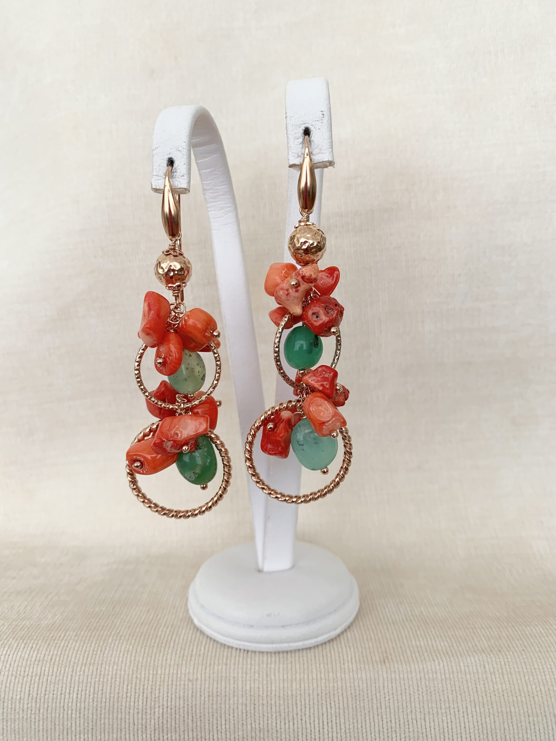 Orecchini in corallo bamboo e crisoprasio, argento placcato oro rosa. Realizzabili anche con clip