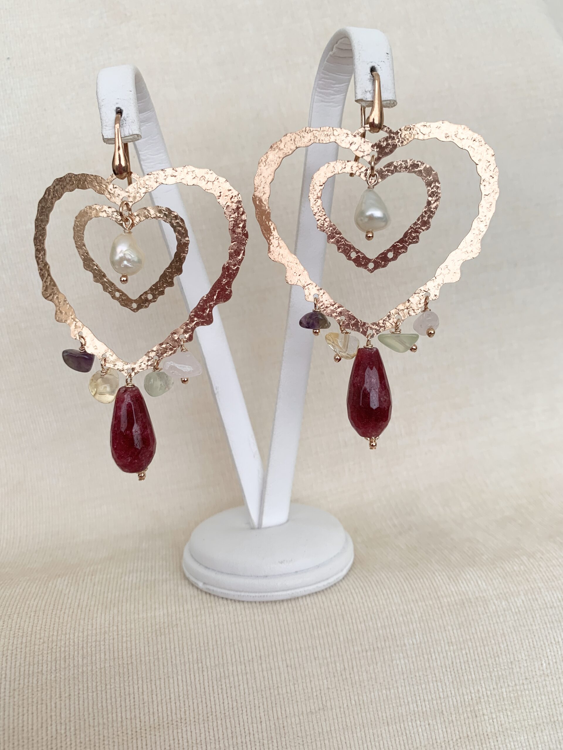 Orecchini a cuore in argento placcato oro rosa e quarzi assortiti. Realizzabili anche con clip