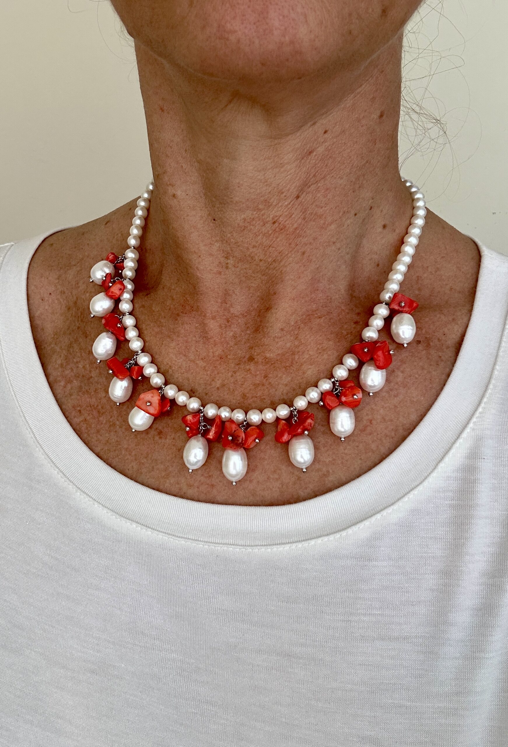 Girocollo in perle coltivate e corallo bamboo, argento rodiato