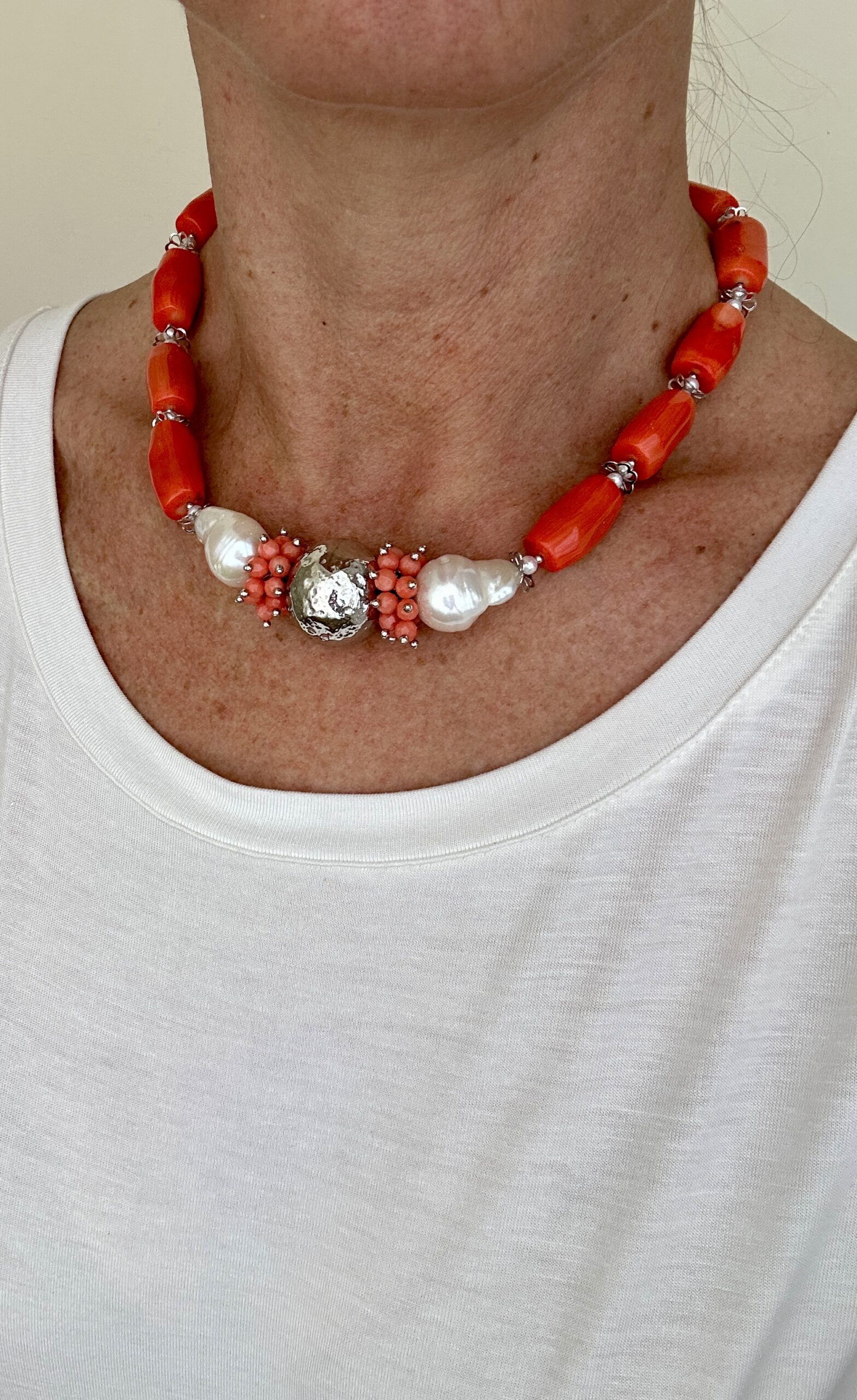 Girocollo in corallo bamboo e perle coltivate, argento rodiato