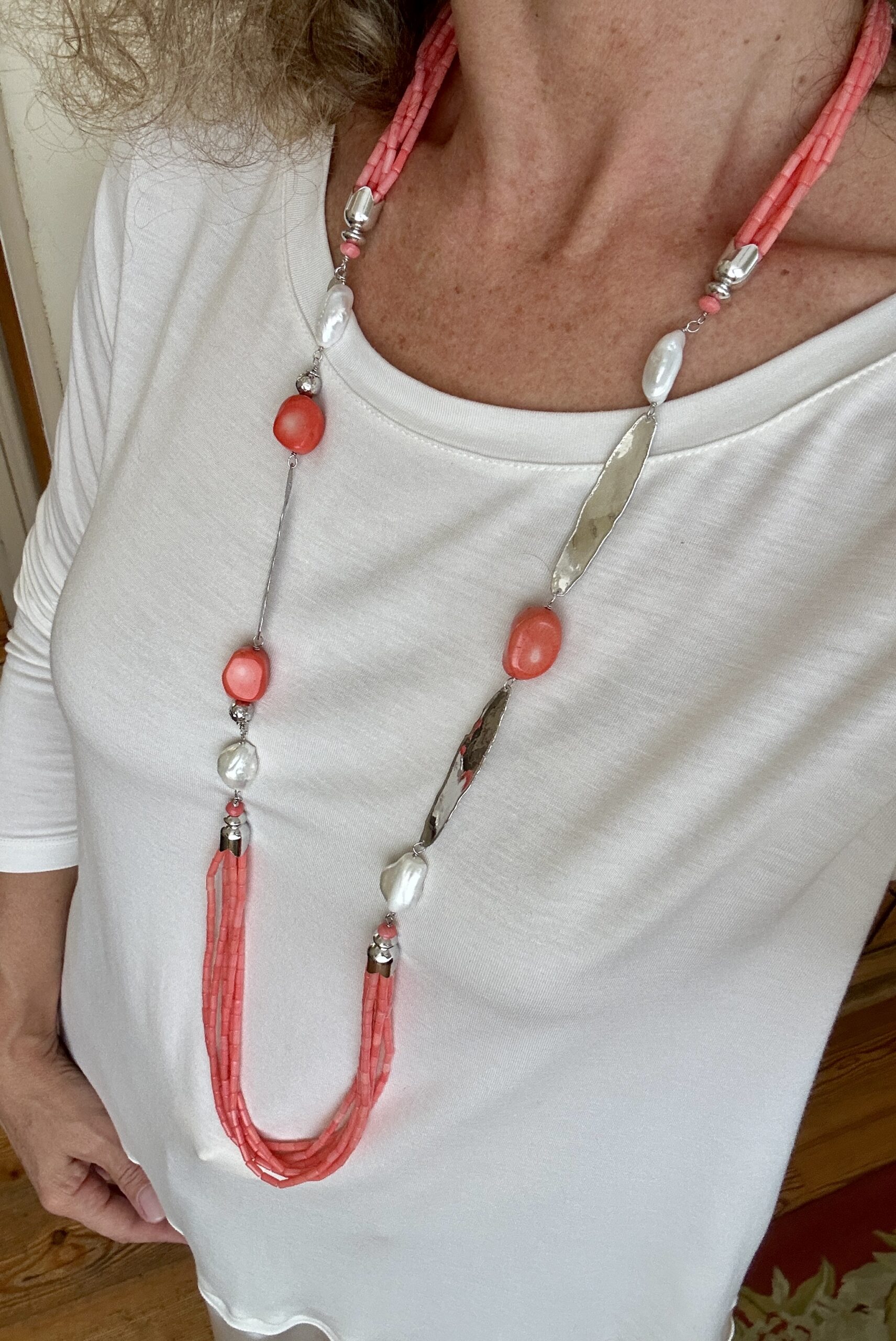Collana a 6 fili in corallo bamboo e perle coltivate, argento rodiato