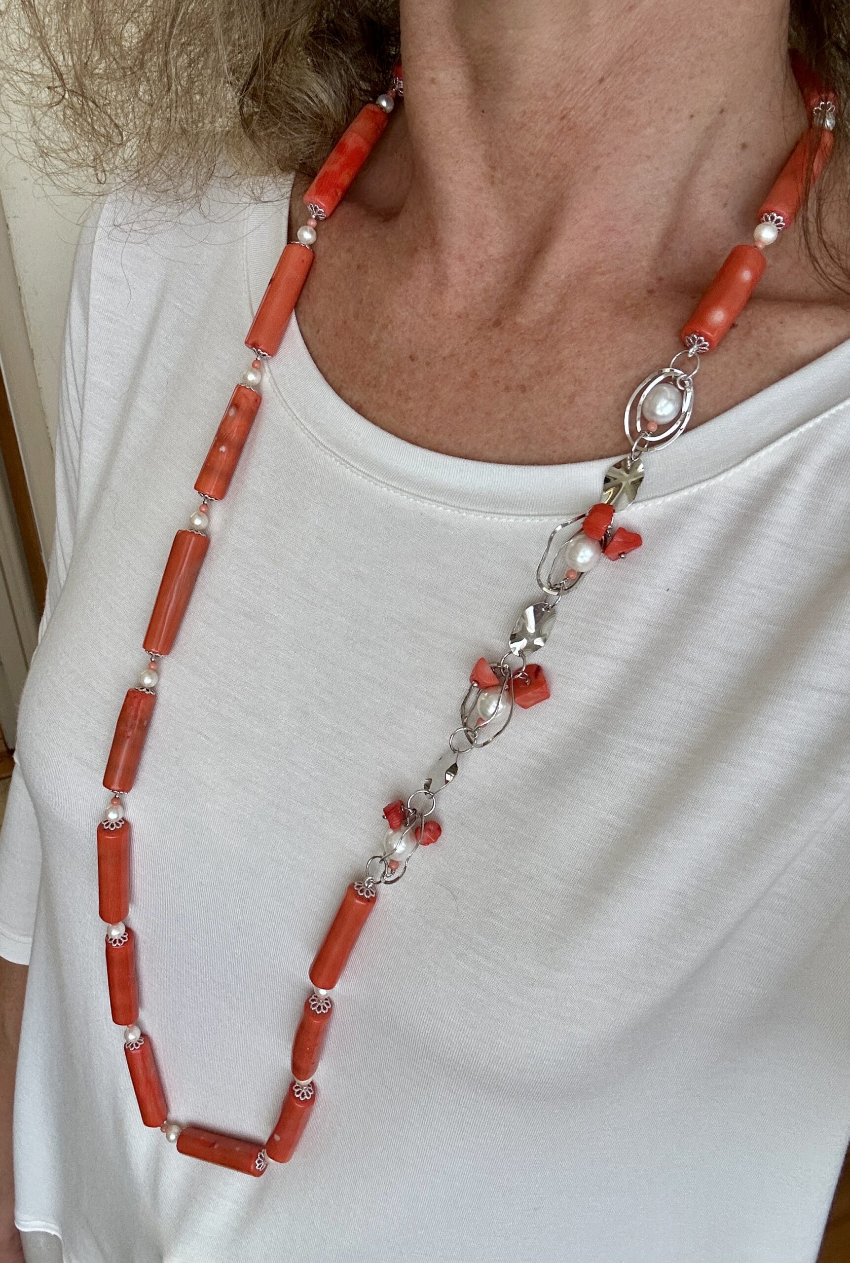 Collana in corallo bamboo e perle, argento rodiato