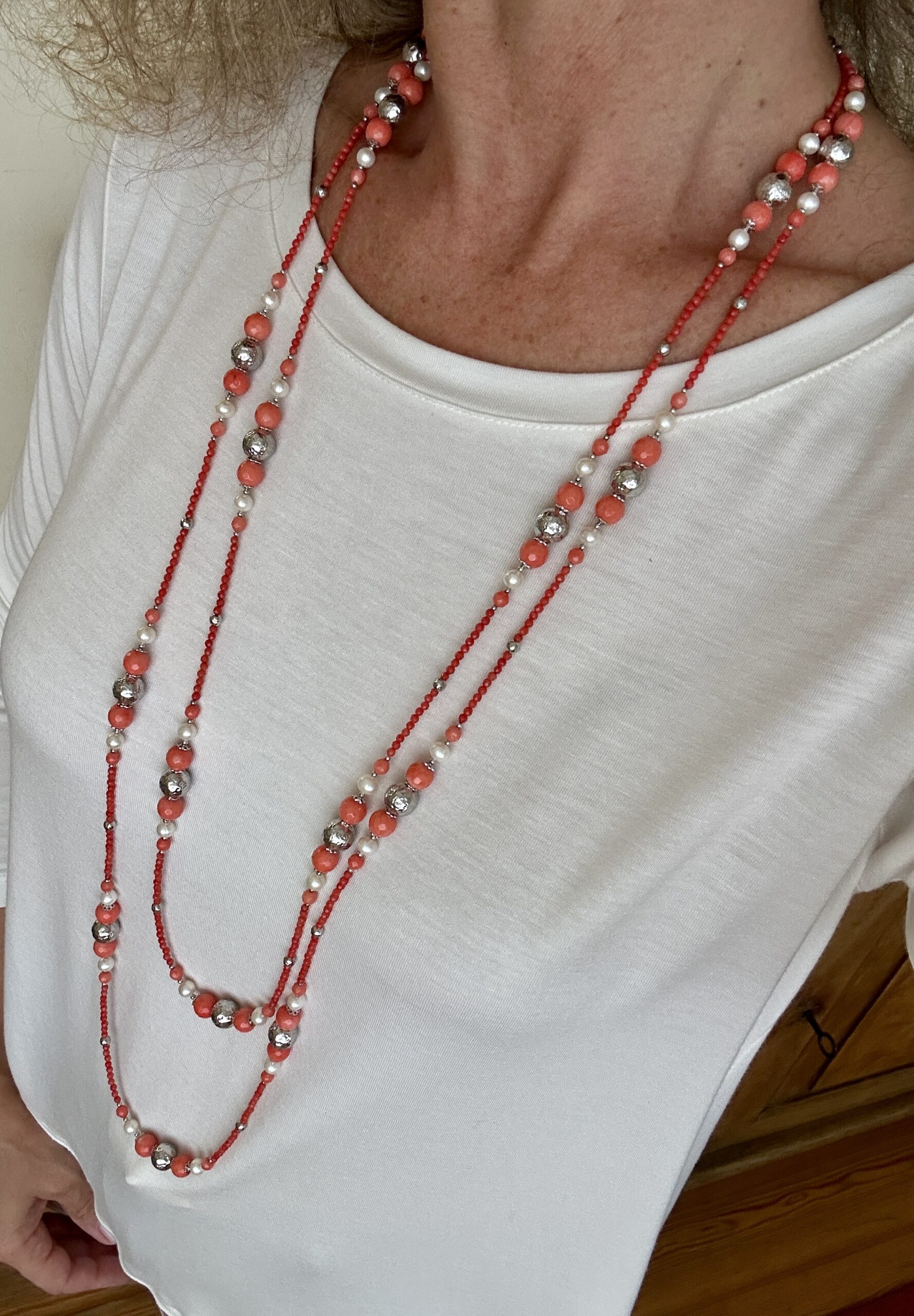 Collana lunga in corallo bamboo e perle coltivate, argento rodiato