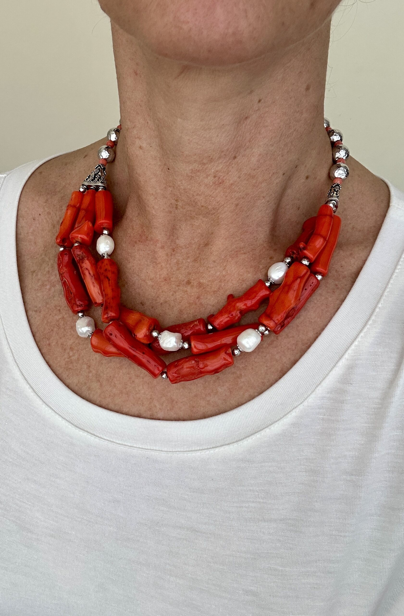 Girocollo a 3 fili in corallo bamboo e perle coltivate, argento rodiato