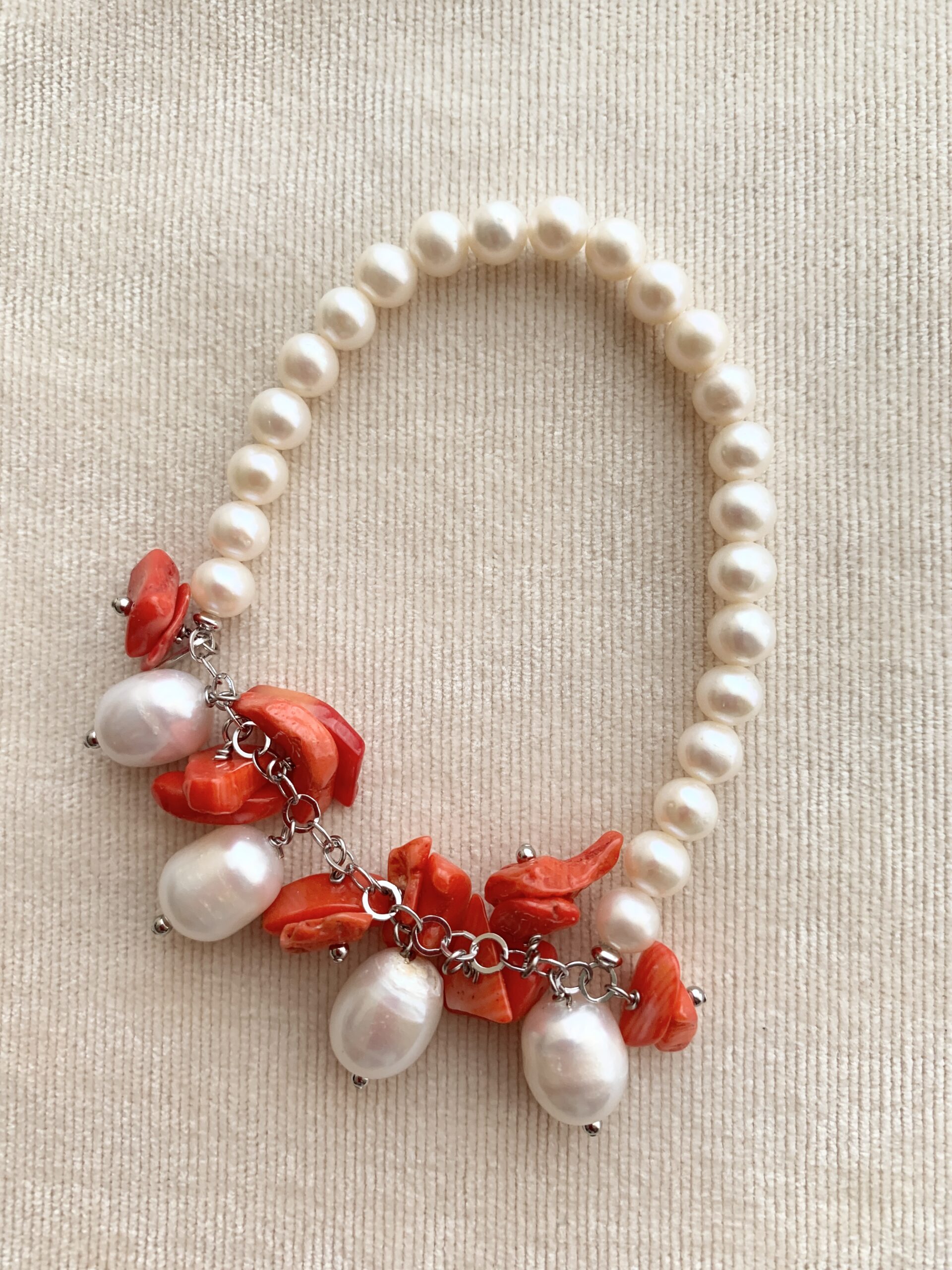 Bracciale in perle coltivate e corallo bamboo, argento rodiato