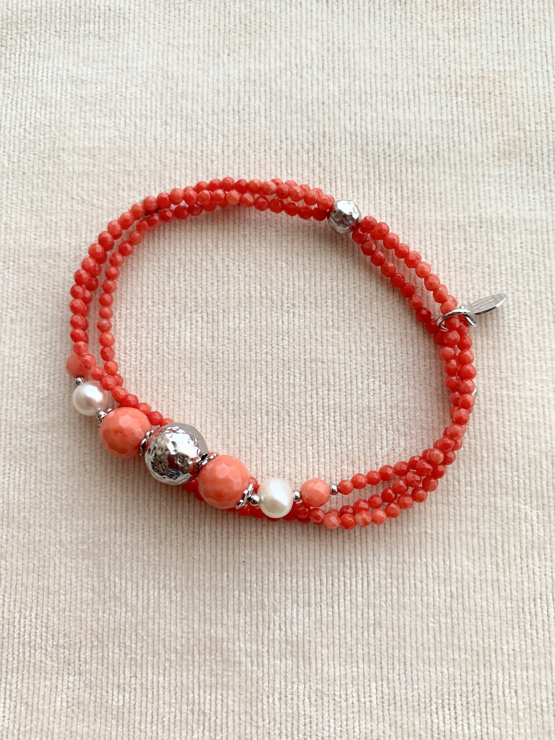 Bracciale a 3 fili in corallo bamboo e perle coltivate, argento rodiato