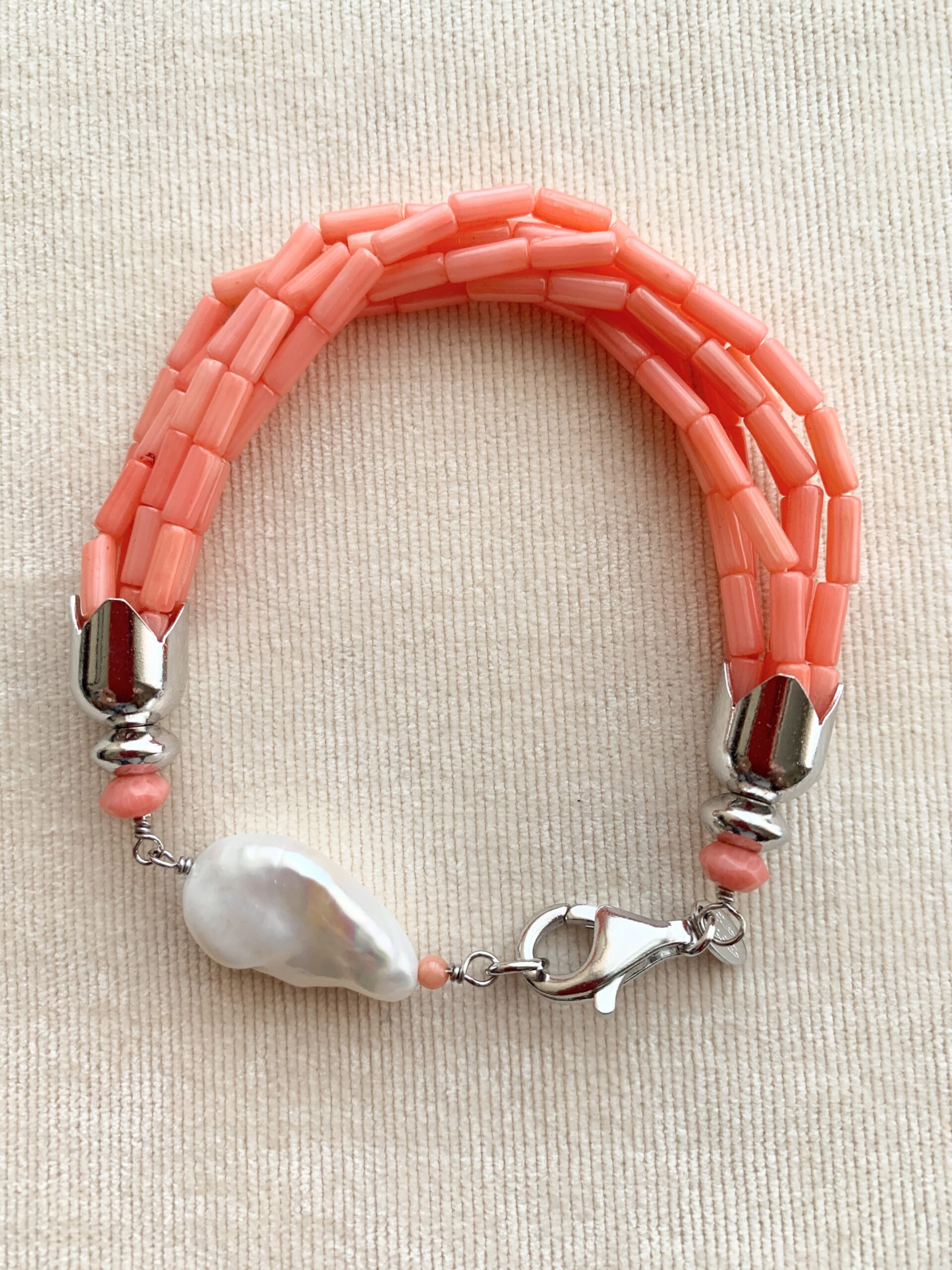 Bracciale a 6 fili in corallo bamboo e perla coltivata, argento rodiato