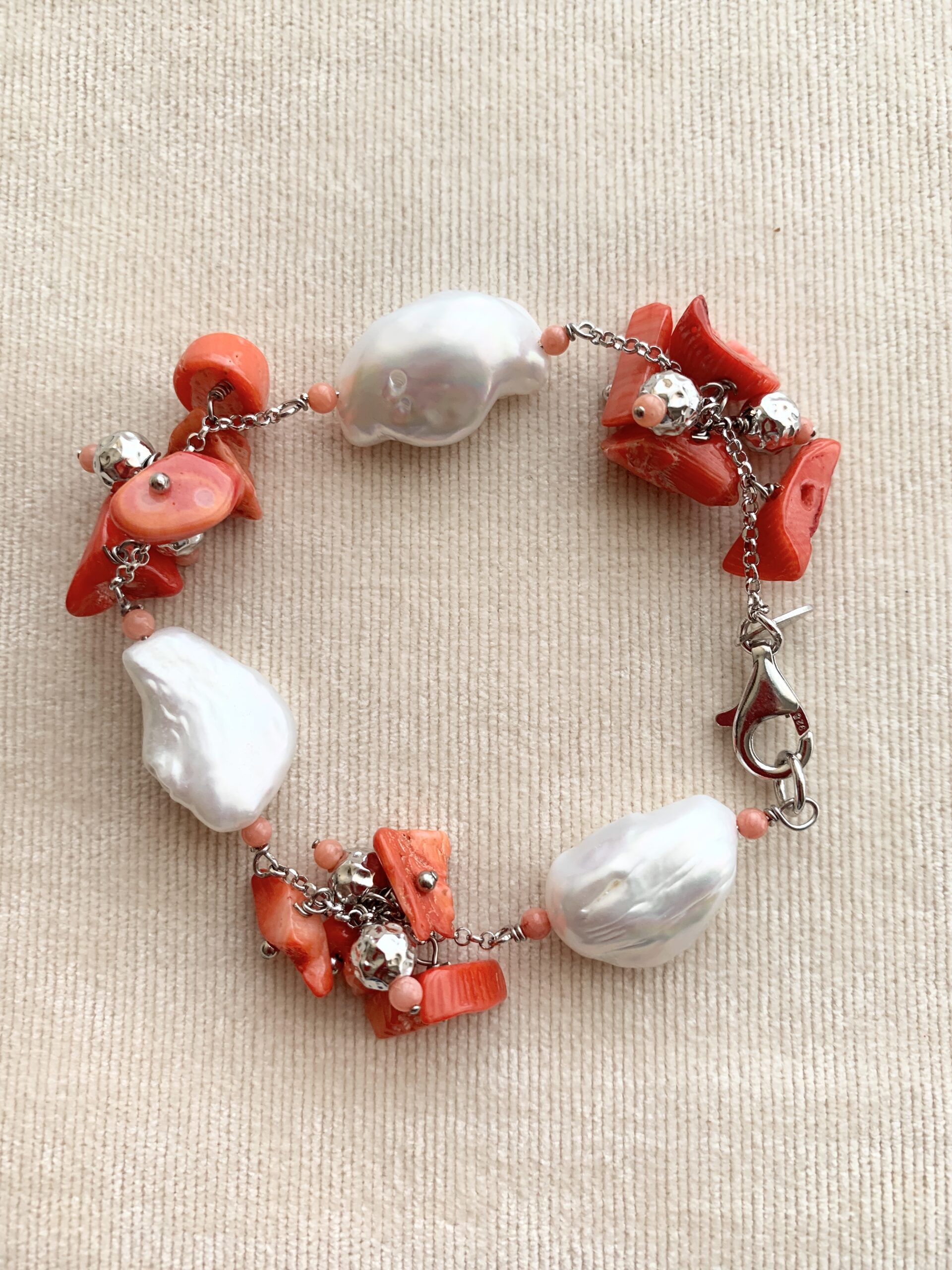 Bracciale in corallo bamboo e perle coltivate, argento rodiato
