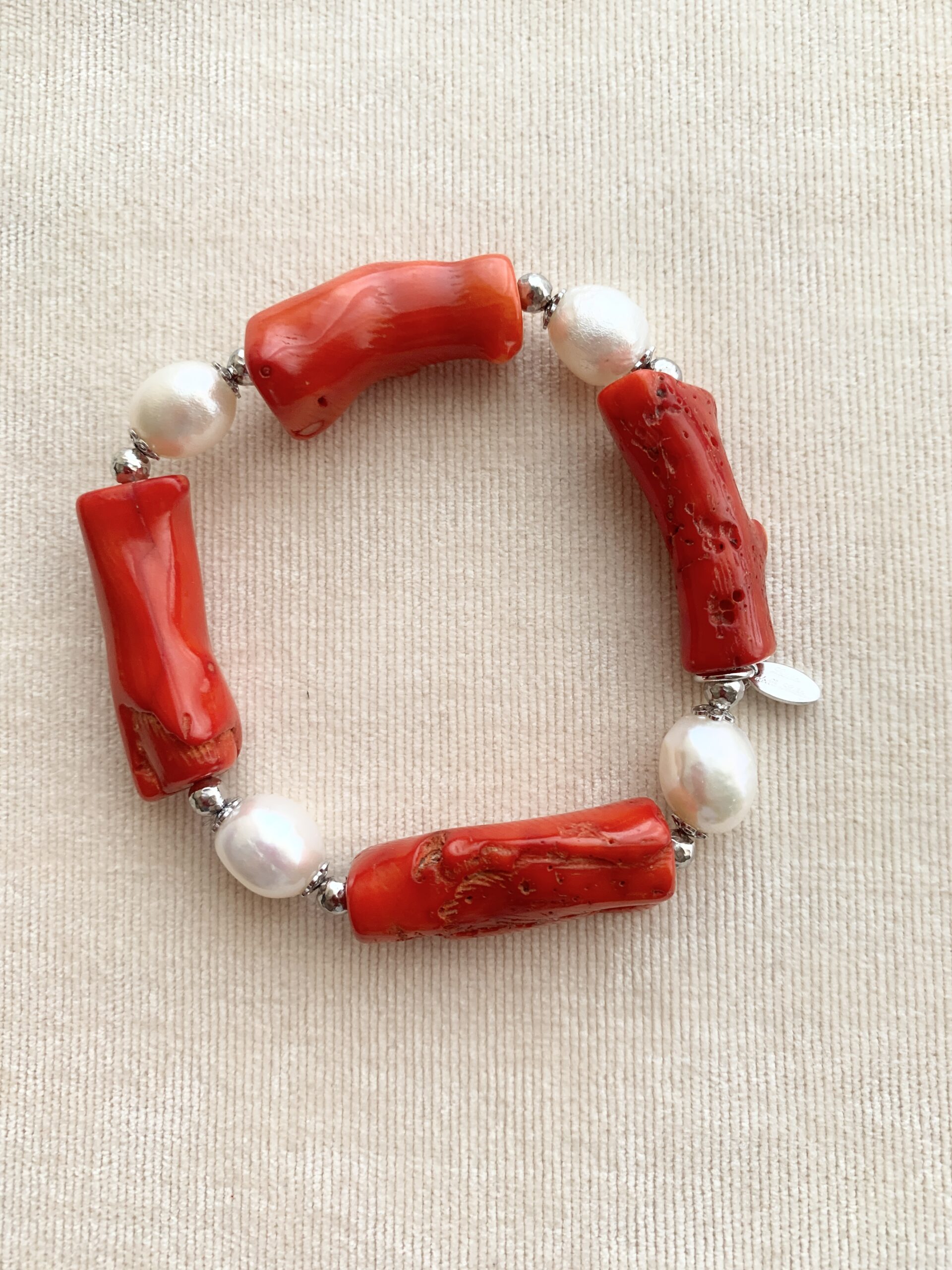 Bracciale in corallo bamboo e perle coltivate, argento rodiato