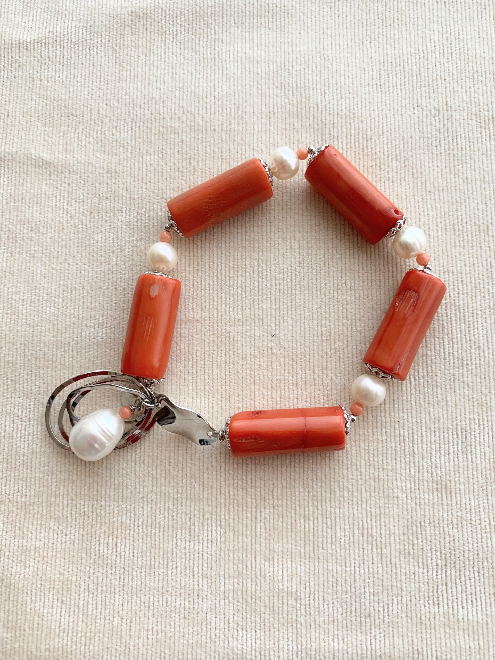 Bracciale in corallo bamboo e perle coltivate, argento rodiato