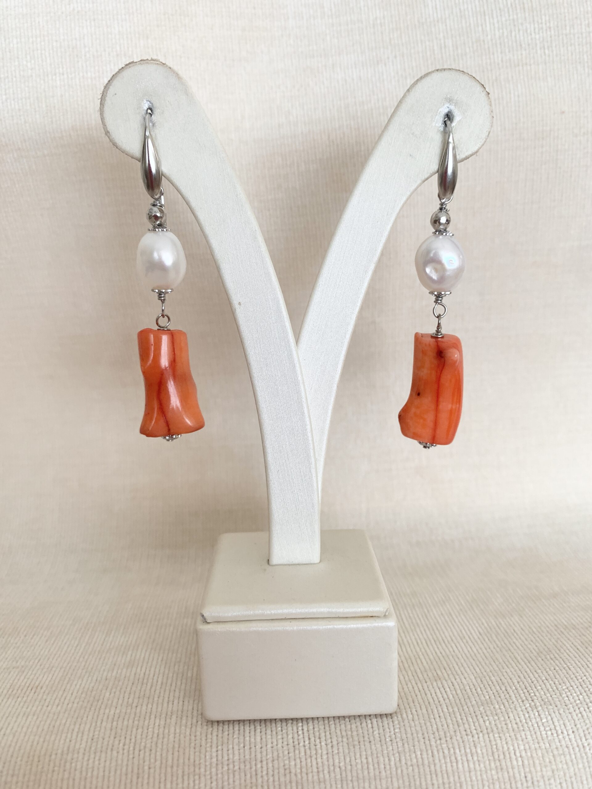 Orecchini in corallo bamboo e perle coltivate, argento rodiato. Realizzabili anche con clip