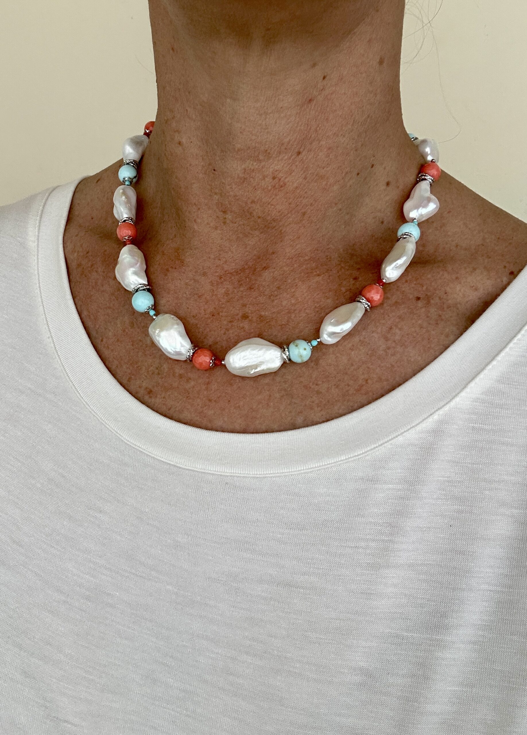 Girocollo in corallo bamboo, turchese e perle coltivate, argento rodiato