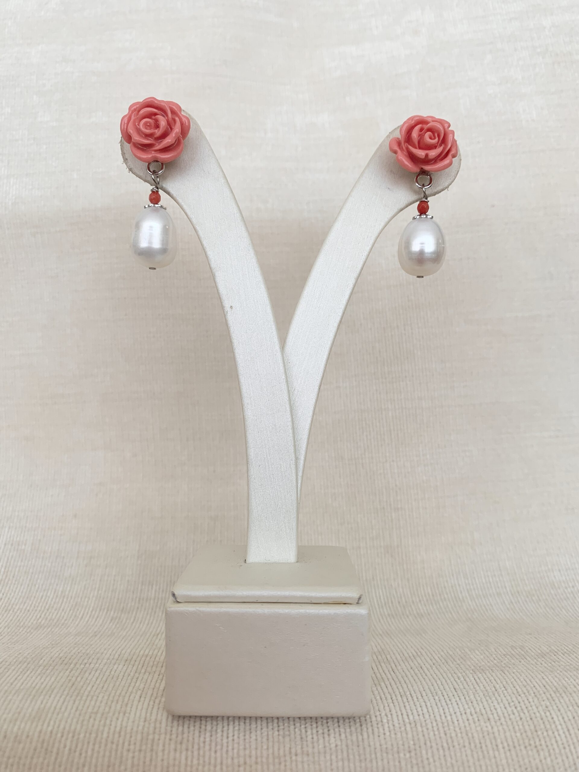 Orecchini in corallo bamboo e perle coltivate, argento rodiato