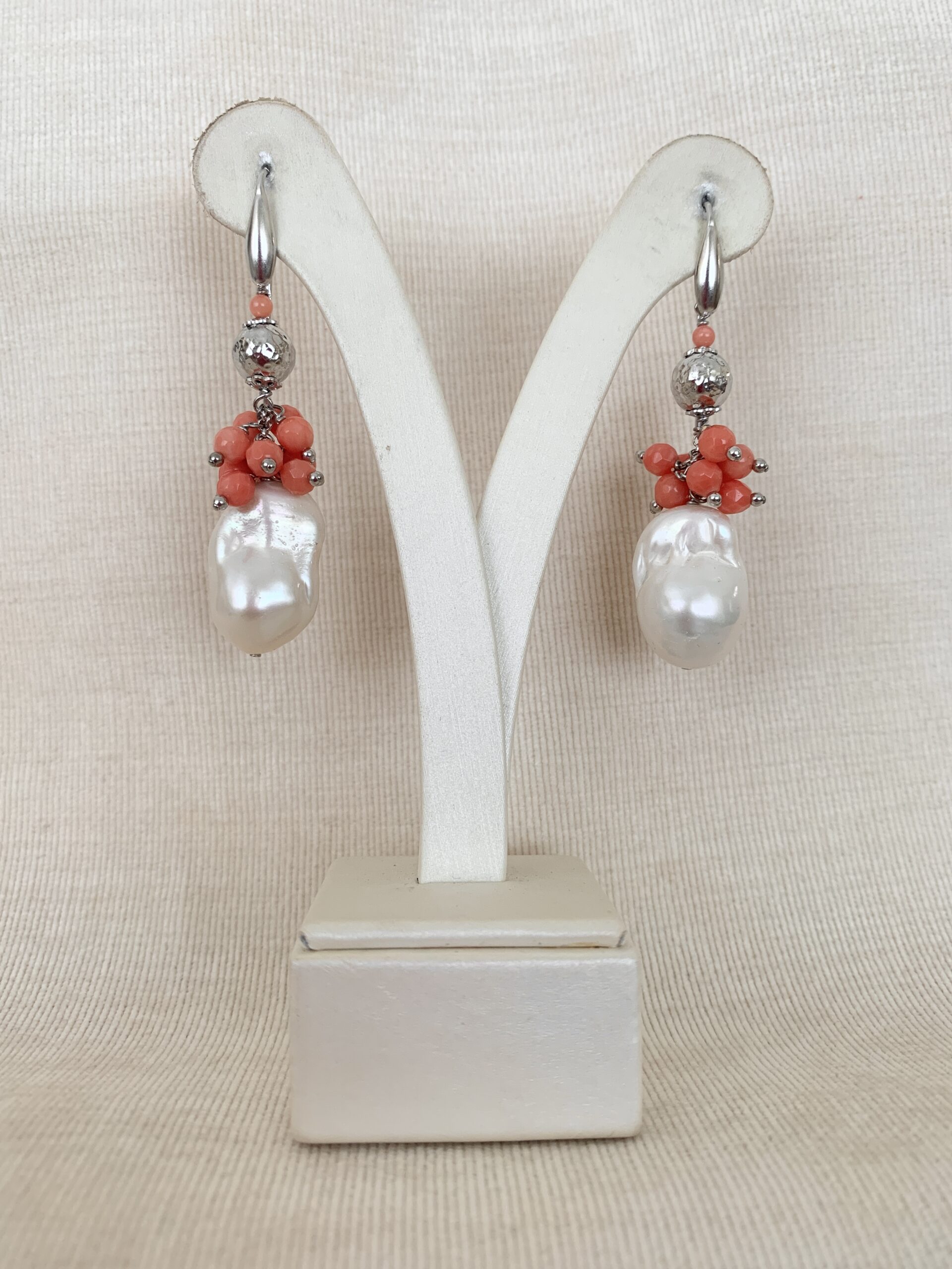 Orecchini in corallo bamboo e perle coltivate, argento rodiato. Realizzabili anche con clip