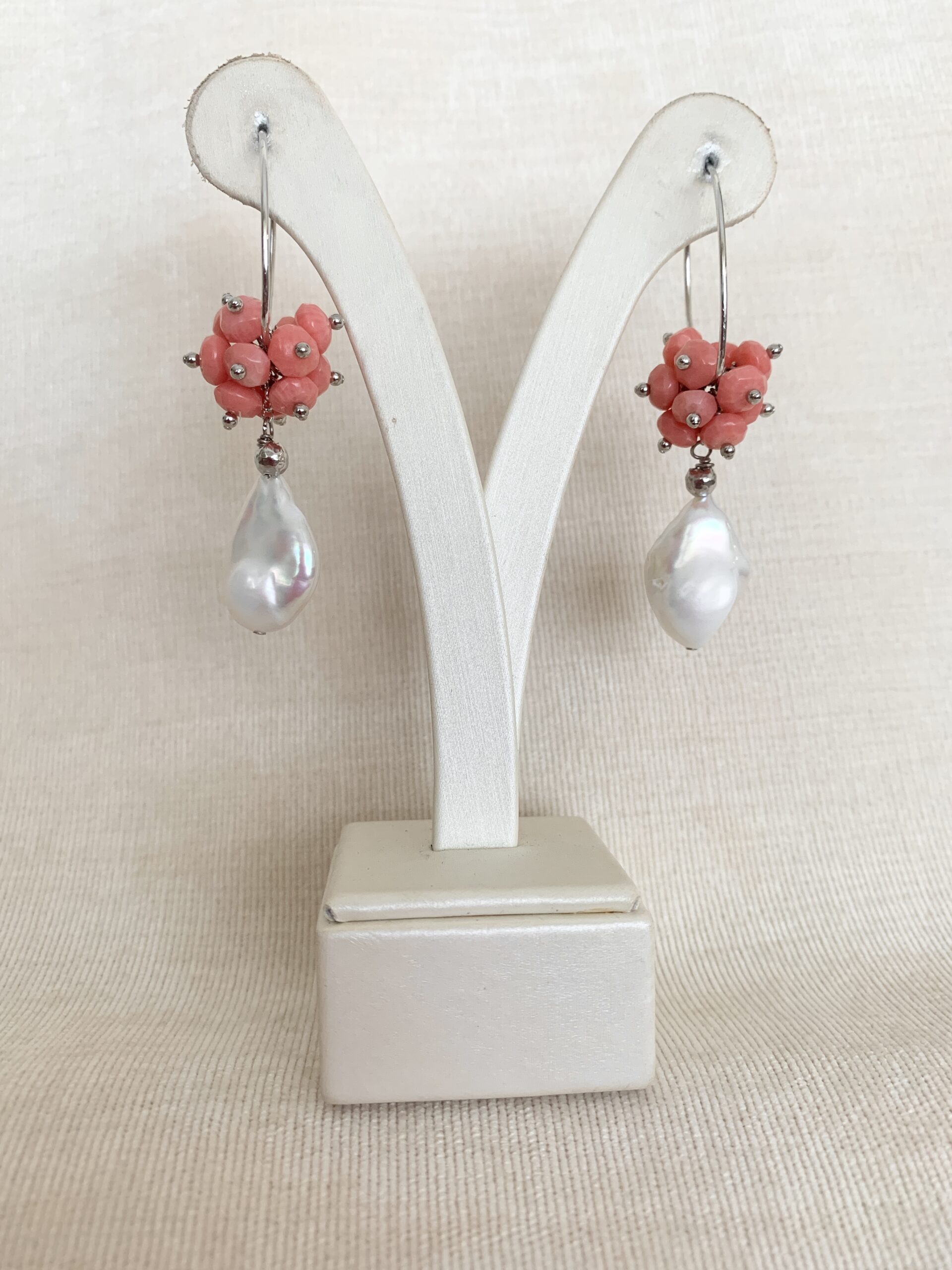 Orecchini in corallo bamboo e perle coltivate, argento rodiato