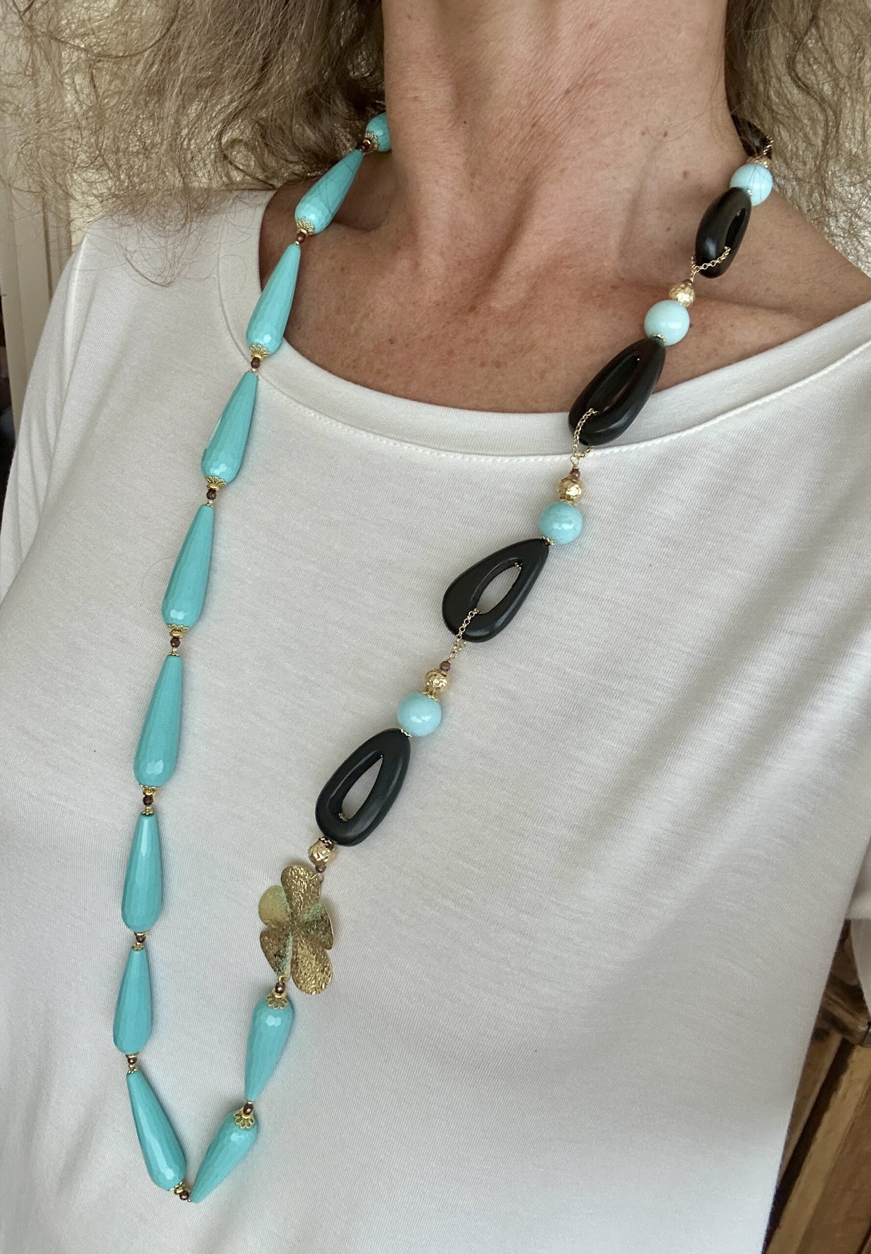 Collana in turchese e ebano, argento placcato oro giallo