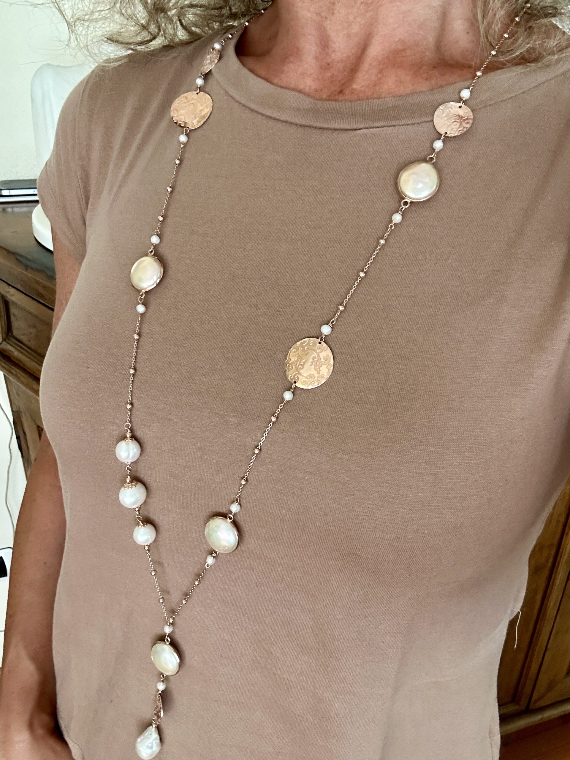 Collana di perle coltivate e argento placcato oro rosa. Realizzabile anche in argento rodiato