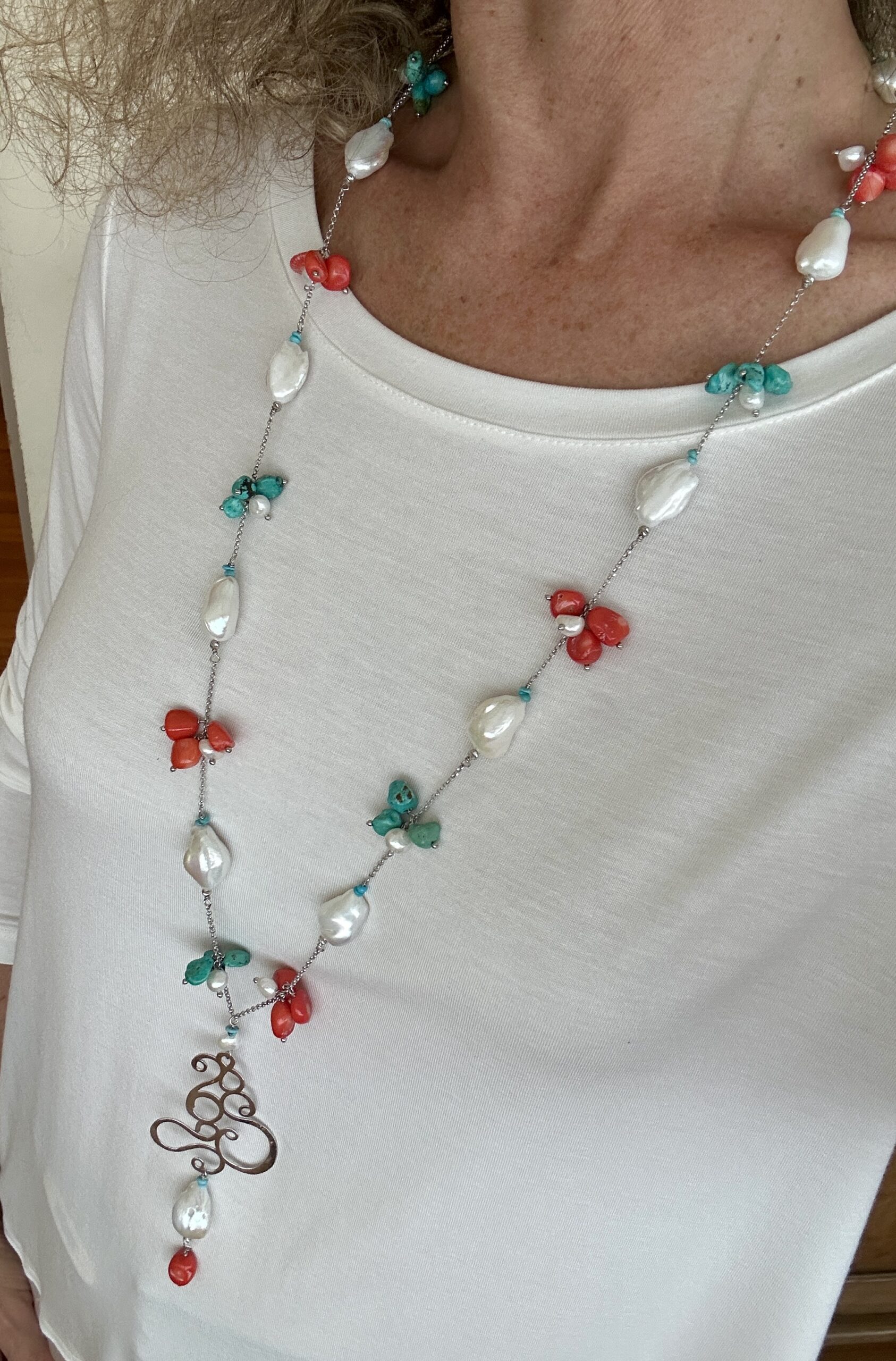 Collana in aulite, corallo bamboo e perle coltivate, argento rodiato