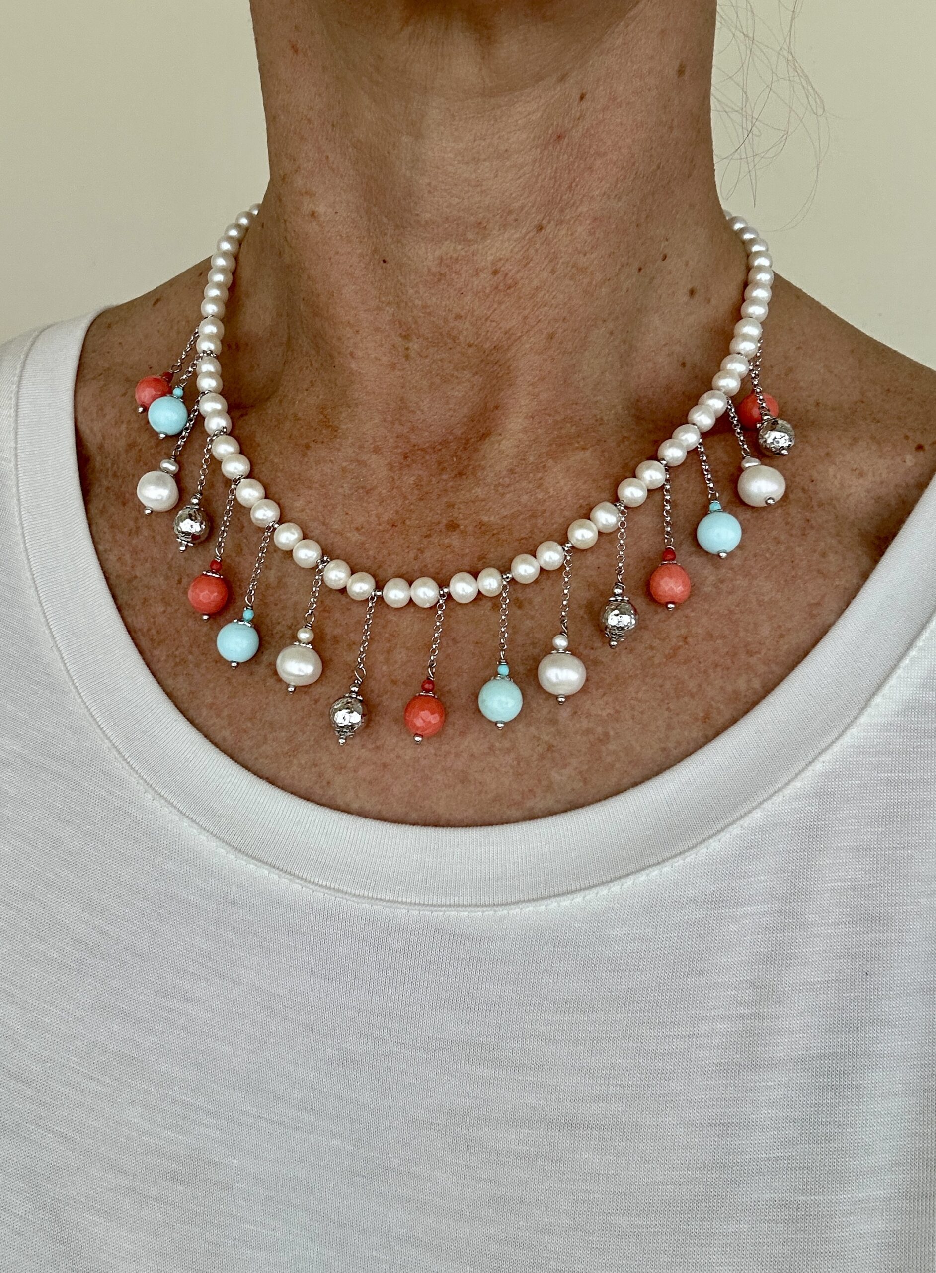 Girocollo in perle coltivate con ciondoli in aulite turchese e corallo bamboo, argento rodiato