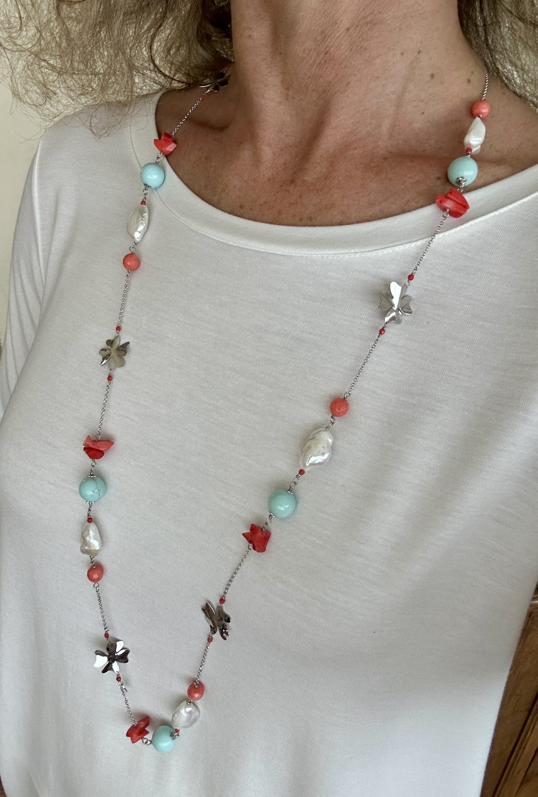 Collana in argento rodiato, corallo bamboo e aulite