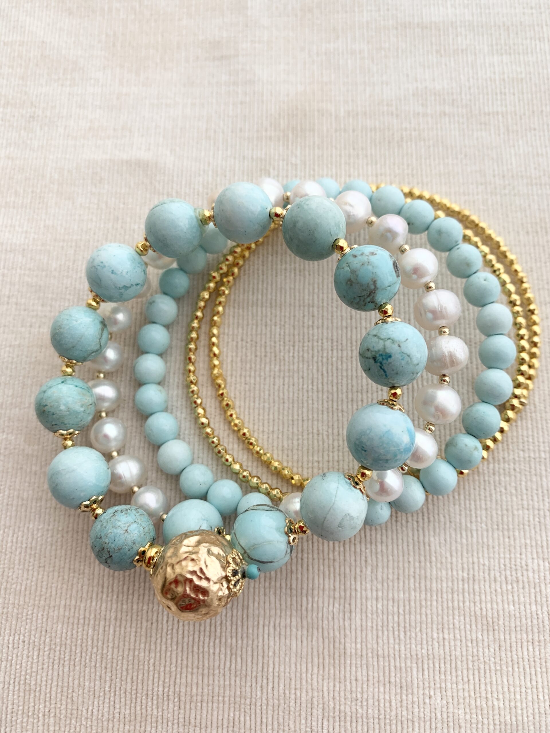 Bracciale a spirale aulite, perle coltivate e argento 925 placcato oro giallo