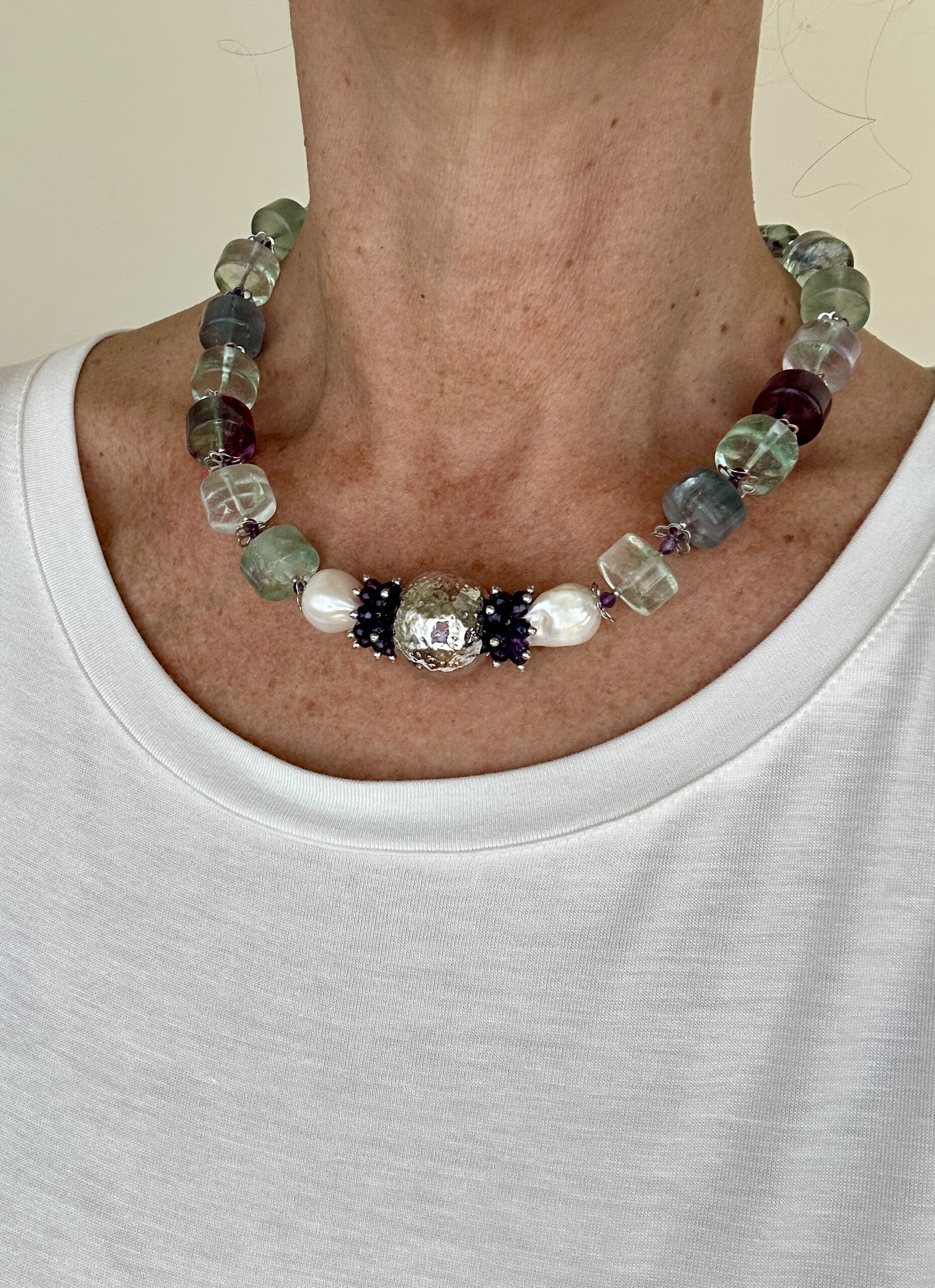 Girocollo fluorite, ametista, perle coltivate e argento