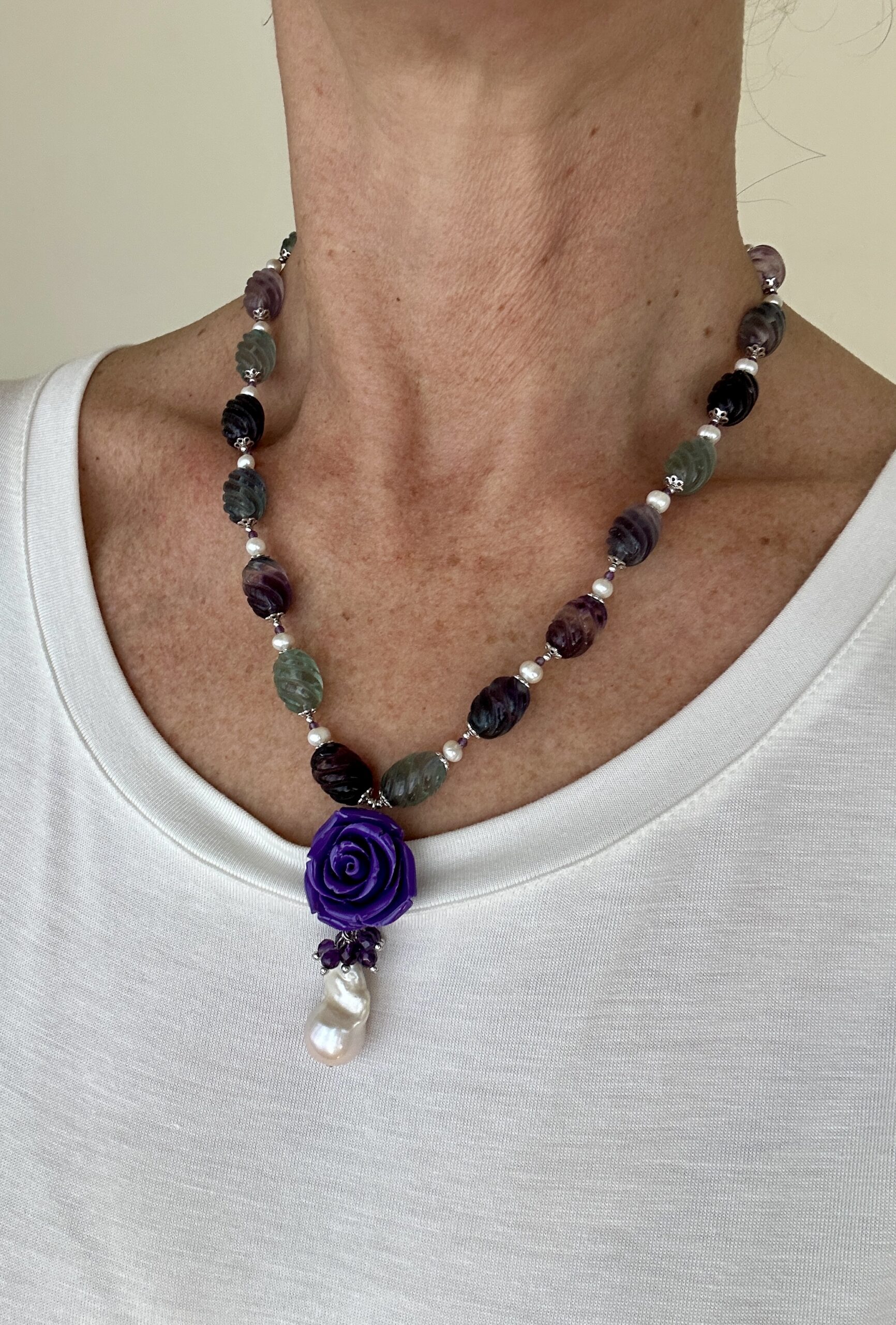 Girocollo fluorite, perle coltivate, ametista e rosa viola, argento rodiato