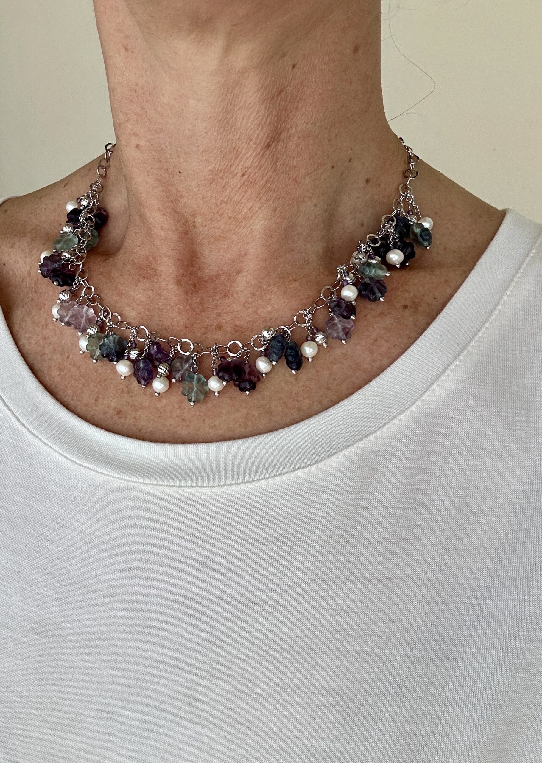 Girocollo catena argento con ciondoli fiori fluorite, perle coltivate e argento