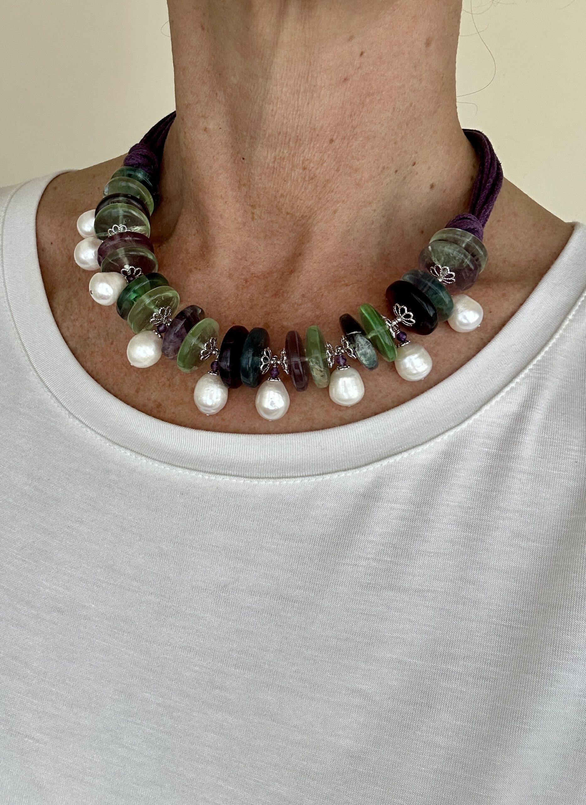 Girocollo cordino viola, fluorite, ametista, perle coltivate e argento