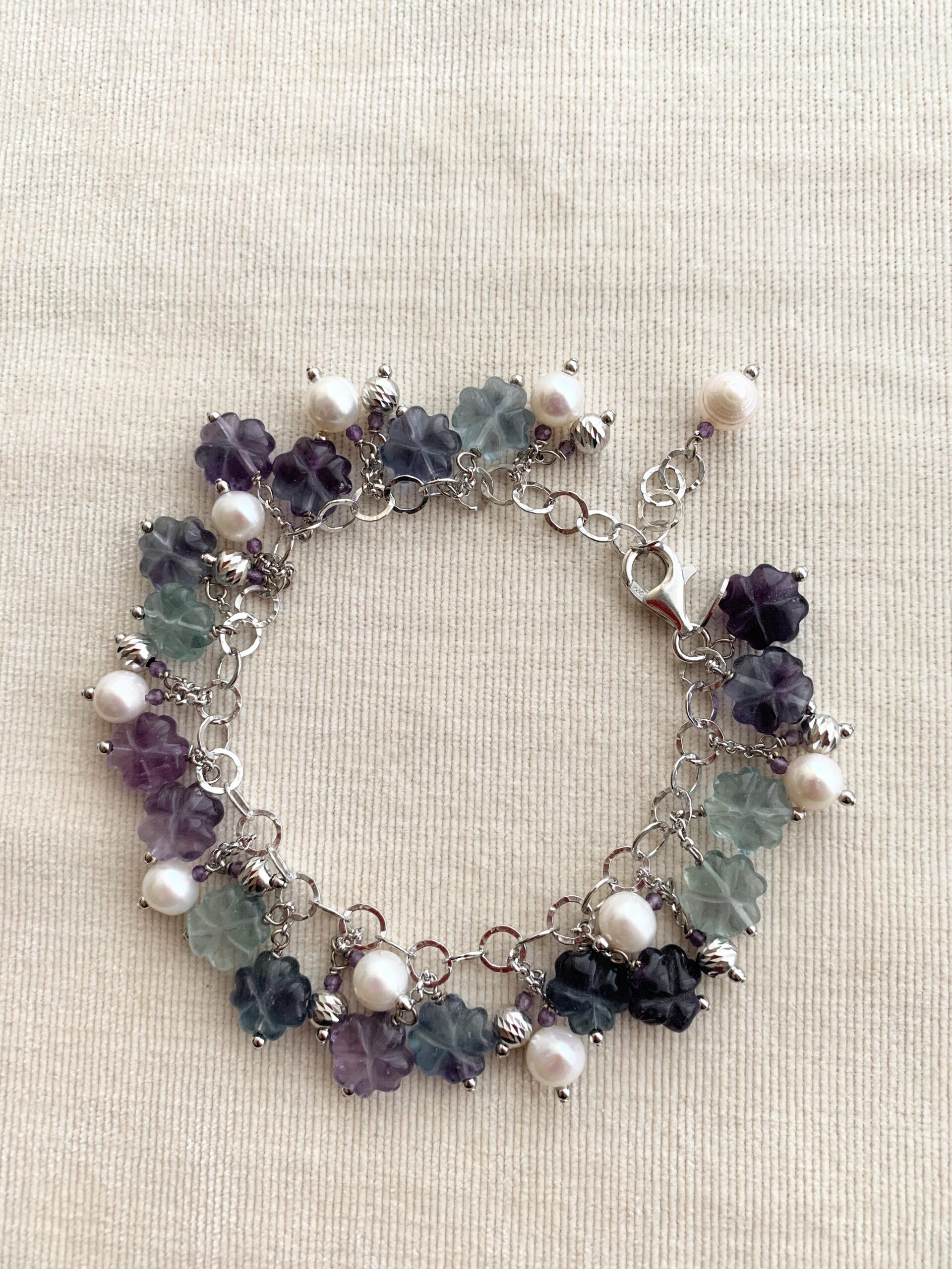 Bracciale catena con ciondoli fiori fluorite, perle coltivate e argento